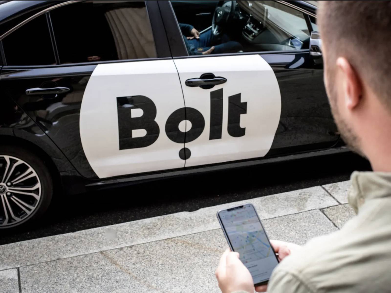 Ein Auto mit Bolt-Logo
