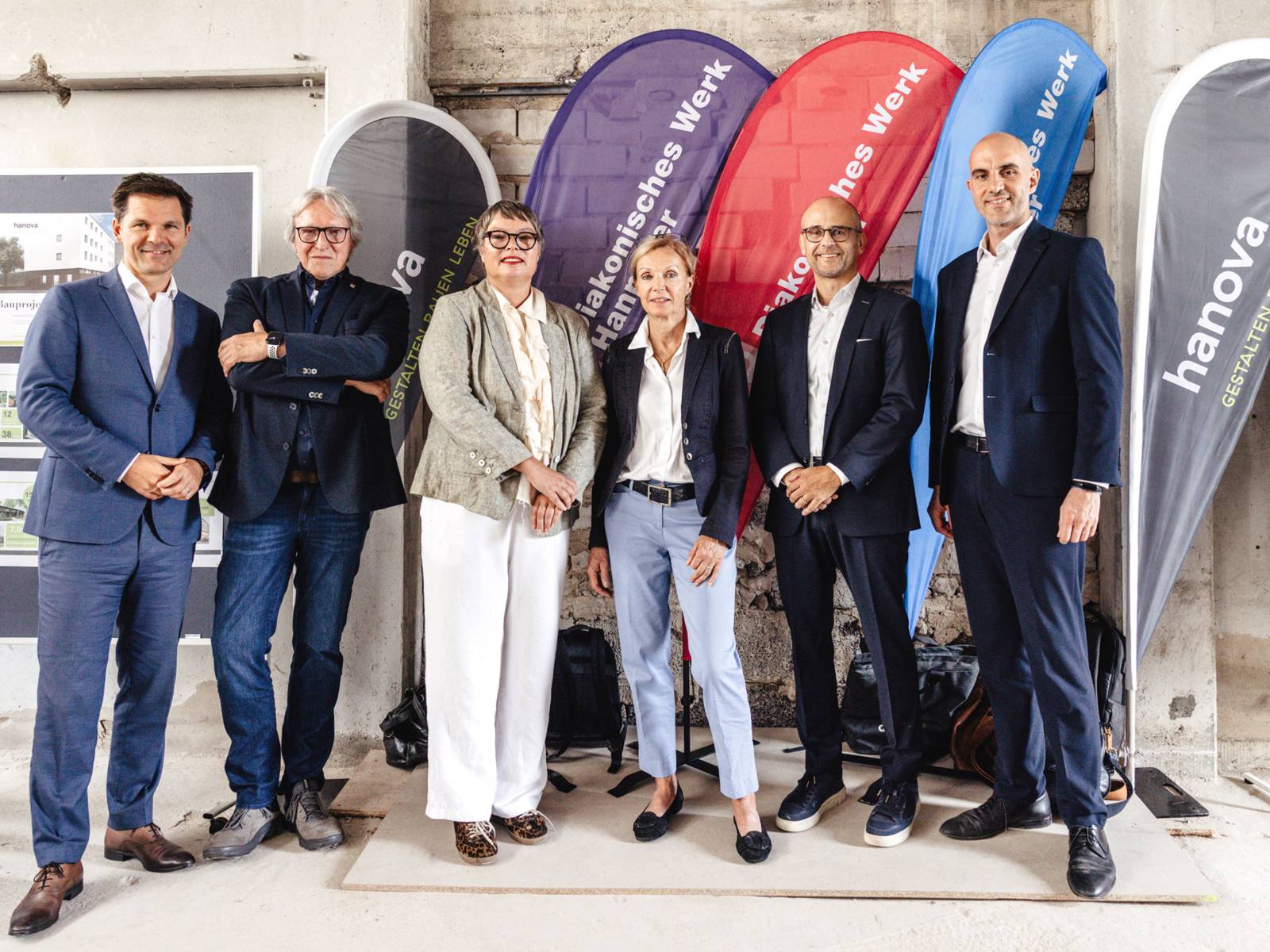 Startschuss für den Bau des neuen Kontaktladens Mecki: v.l.n.r.: Regionspräsident Steffen Krach, Friedhelm Feldkamp (Geschäftsführer Diakonisches Werk Hannover gGmbH), Sylvia Bruns (Sozialdezernentin der Landeshauptstadt Hannover), Dr. Andrea Hanke (Sozialdezernentin der Region Hannover), Karsten Klaus (Geschäftsführer hanova wohnen GmbH) und Oberbürgermeister Belit Onay.