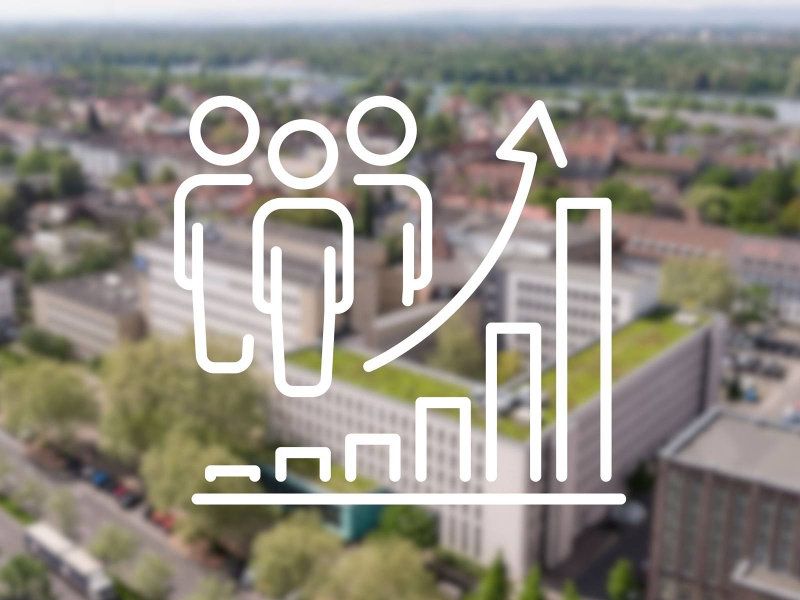 Luftaufnahme von urbaner Gebäude, am Horizont grüne Wälder. Im Vordergrund eine Grafik mit Menschen und einem aufsteigenden Diagramm.