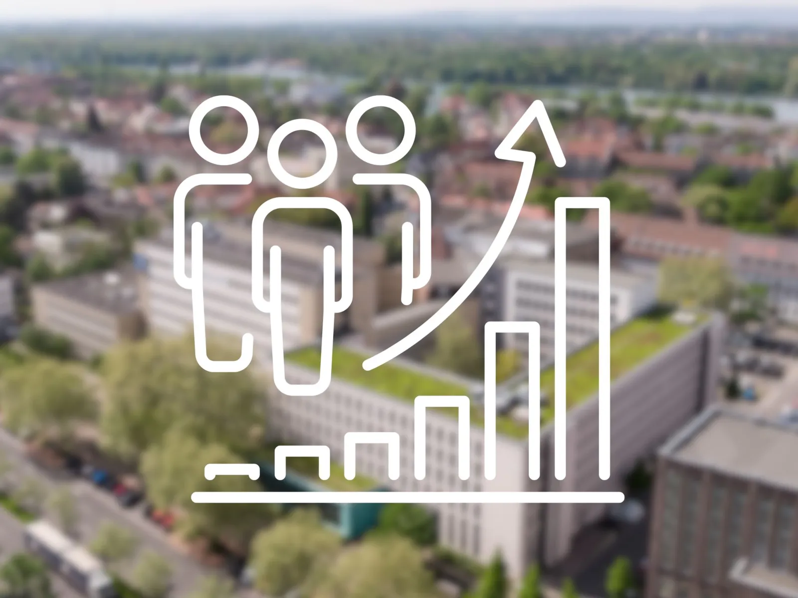 Luftaufnahme von urbaner Gebäude, am Horizont grüne Wälder. Im Vordergrund eine Grafik mit Menschen und einem aufsteigenden Diagramm.