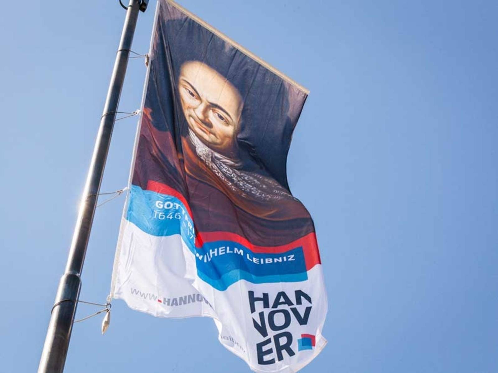 Fahne mit Bildnis von Leibniz.