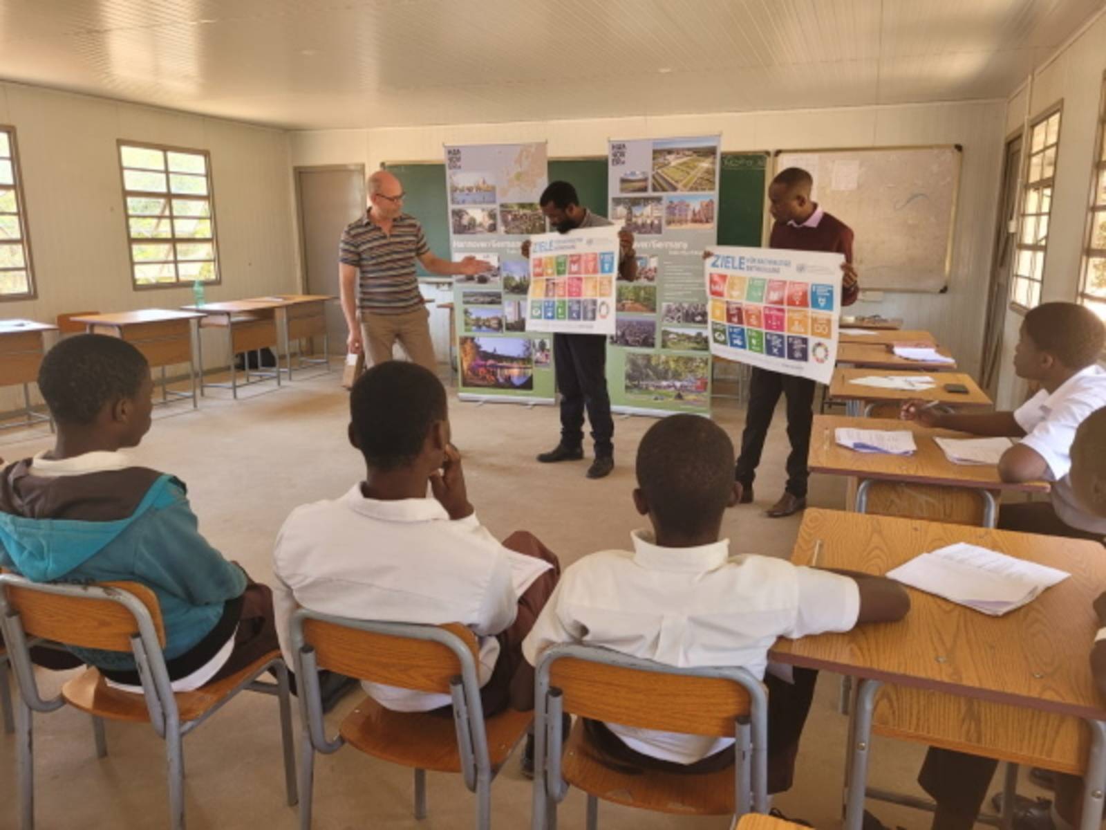 Udo Büsing und Joseph Kenson Sakala stellen in der Chimwankhunda Secondary School die Gobalen Nachhaltigkeitsziele vor.