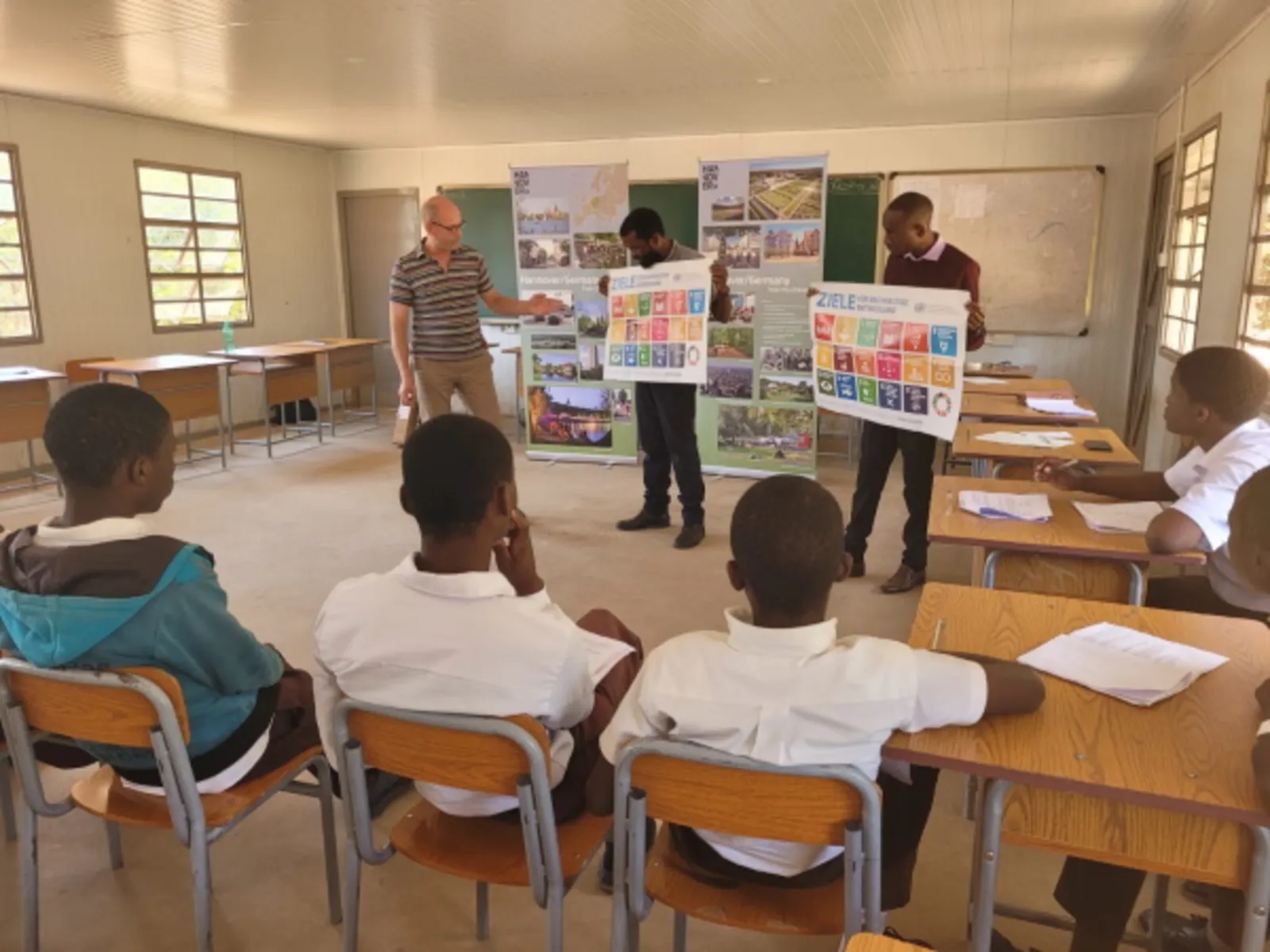 Udo B&uuml;sing und Joseph Kenson Sakala stellen in der Chimwankhunda Secondary School die Gobalen Nachhaltigkeitsziele vor.