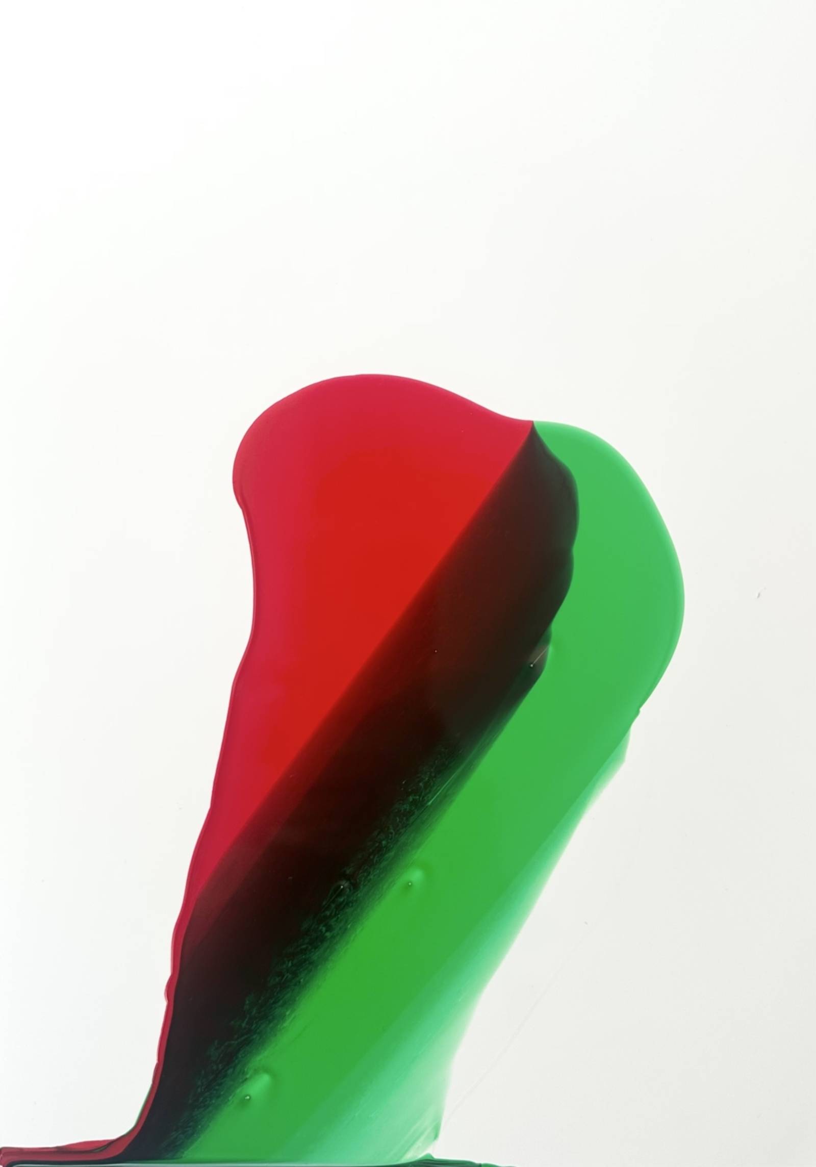 Zu sehen ist eine k&uuml;nstlerische Arbeit von Anna Beller auf der sich die Farben Gr&uuml;n und Rot durch &Uuml;berlagerung zu einem Braun vermischen.