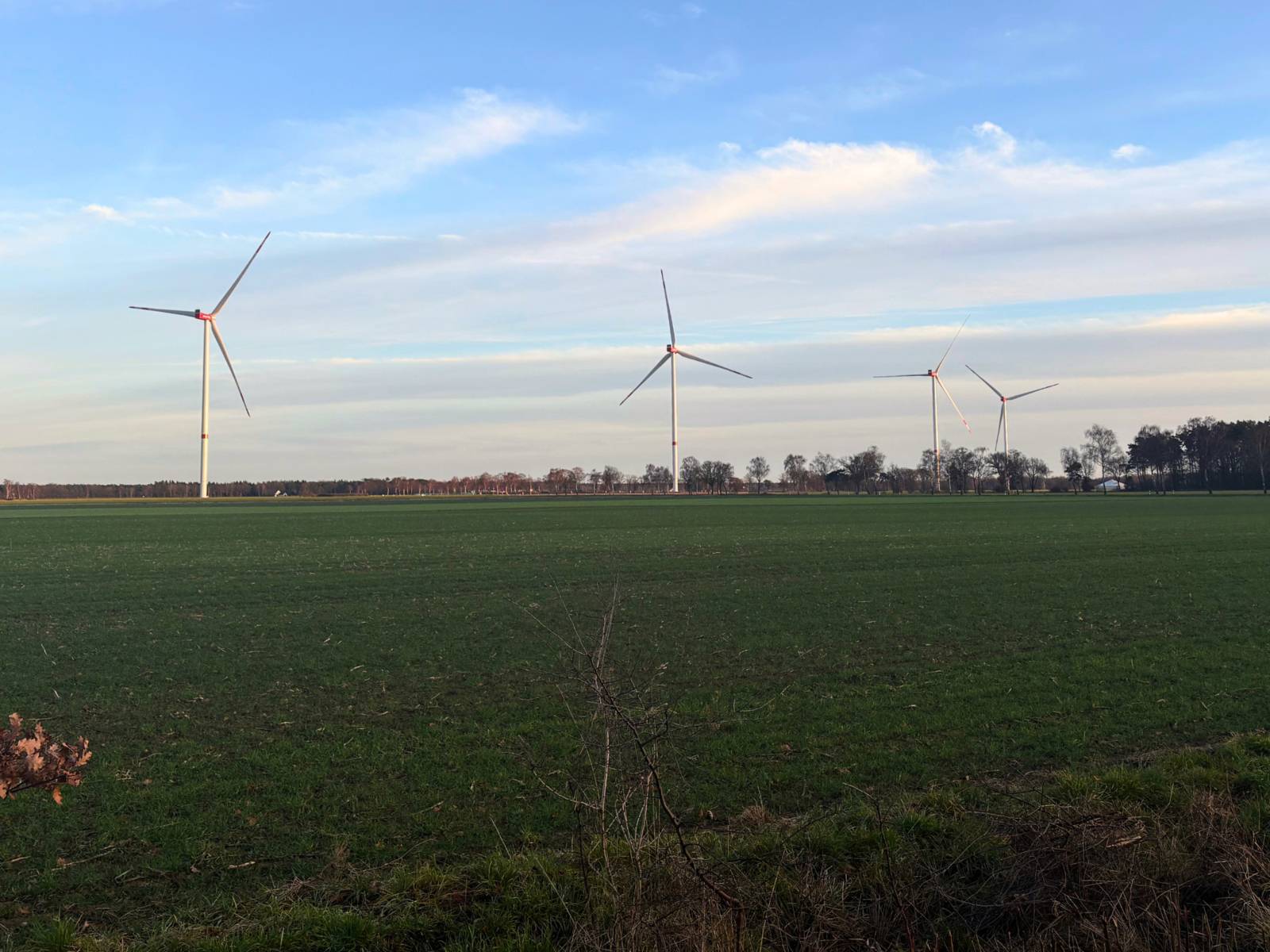 Vier Windkrafträder