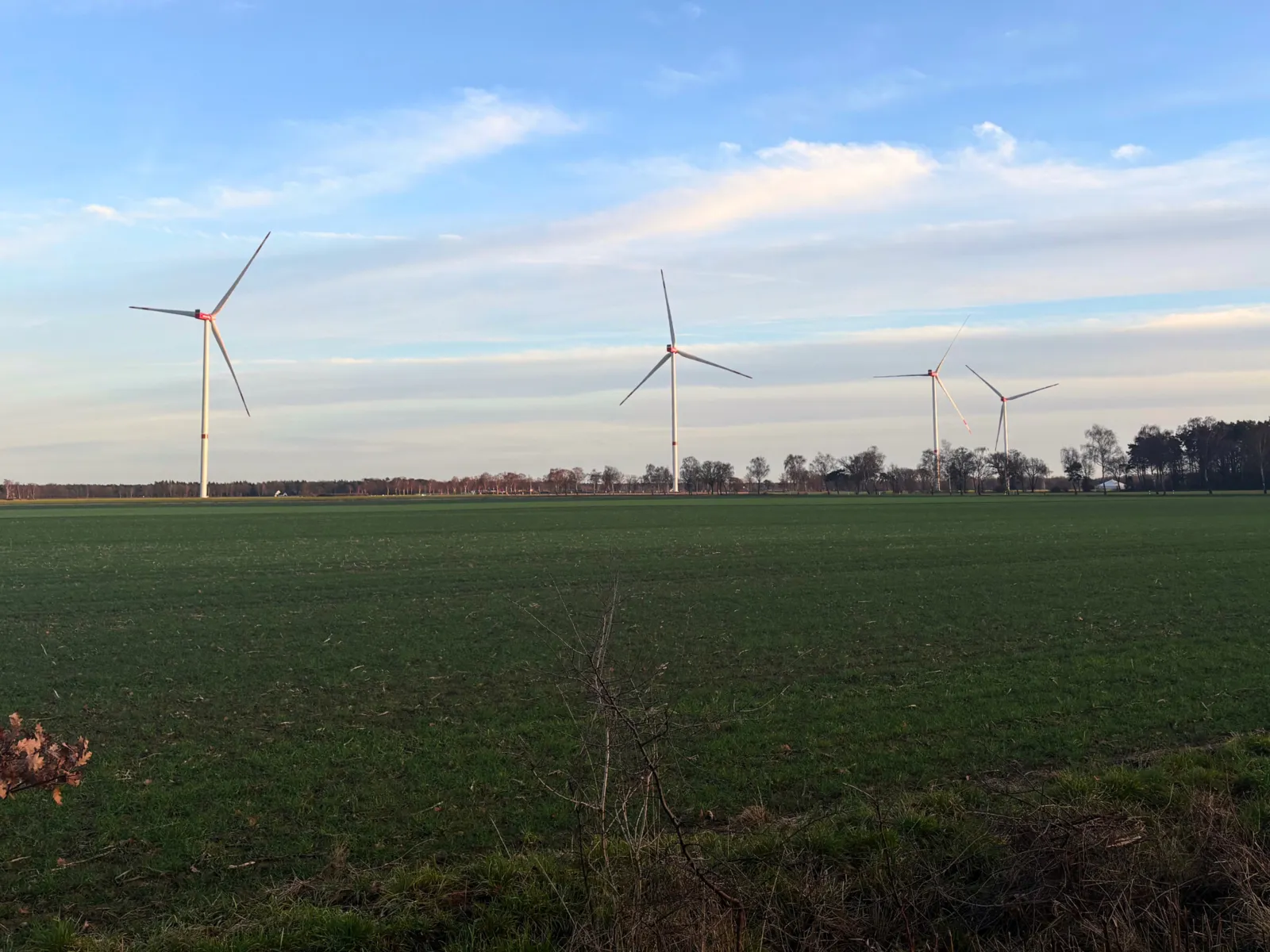 Vier Windkrafträder