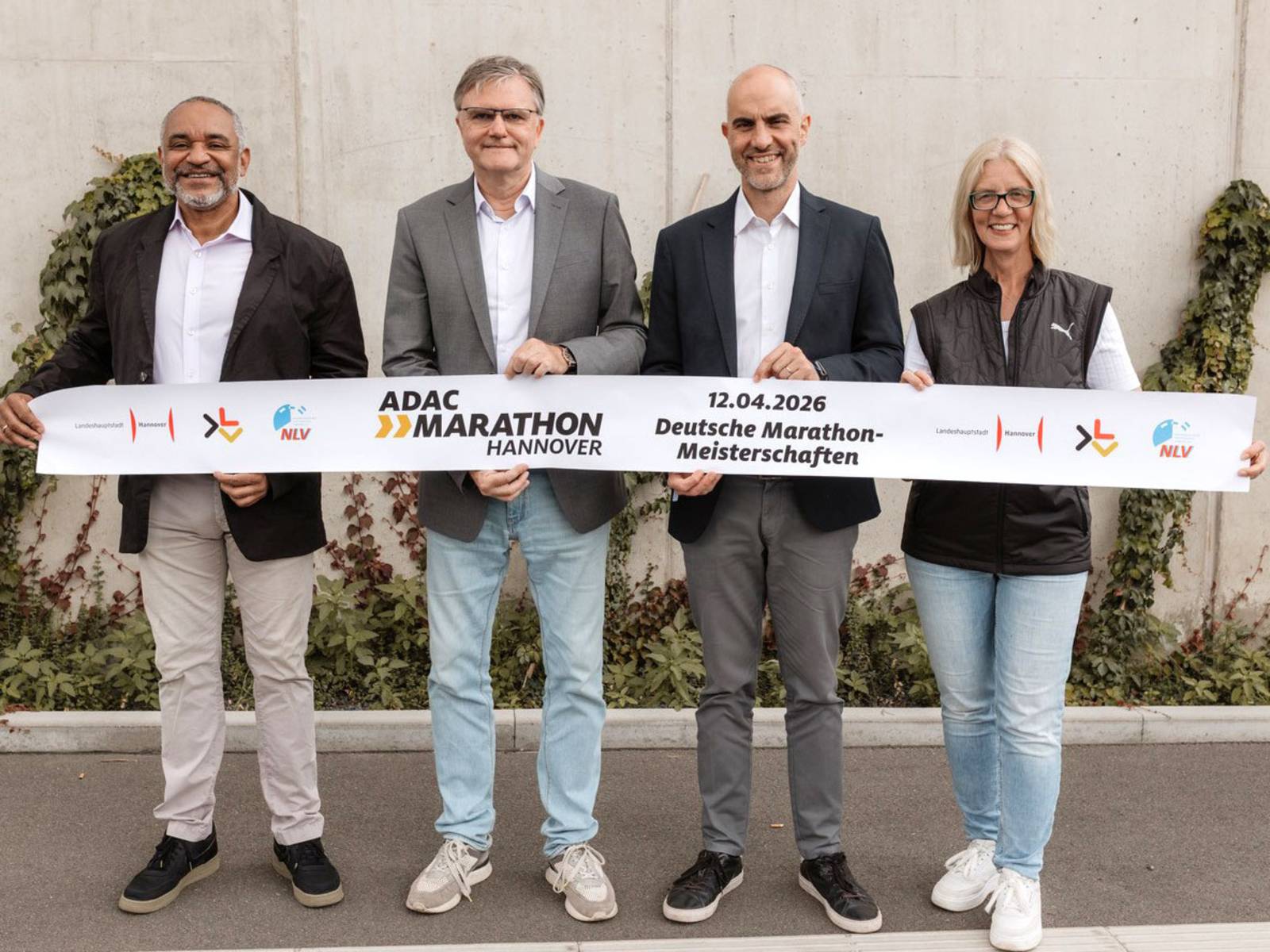 v.l.n.r.: Idriss Gonschinska (Vorstandsvorsitzender DLV), NLV-Präsident Uwe Schünemann, Oberbürgermeister Belit Onay und Stefanie Eichel, Race-Direktorin des ADAC Marathon. Sie präsentierten die Deutschen Marathon-Meisterschaften 2026 bei den "Finals" in Dresden, die am 12. April 2026 in Hannover stattfinden werden.