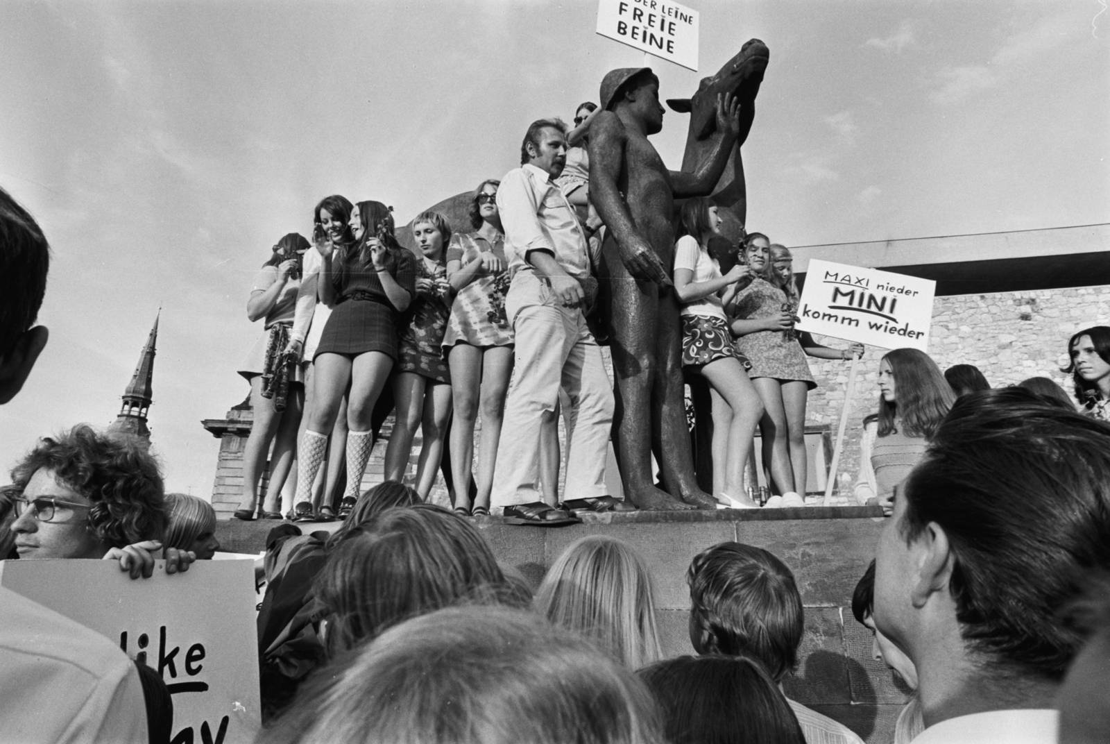 Das Bild ist eine Schwarz-Wei&szlig;-Fotografie von Joachim Giesel, auf dem eine Protestaktion zum Tragen von Mini-R&ouml;cken an der Leine in Hannover aus dem Jahr 1970 zu sehen ist.