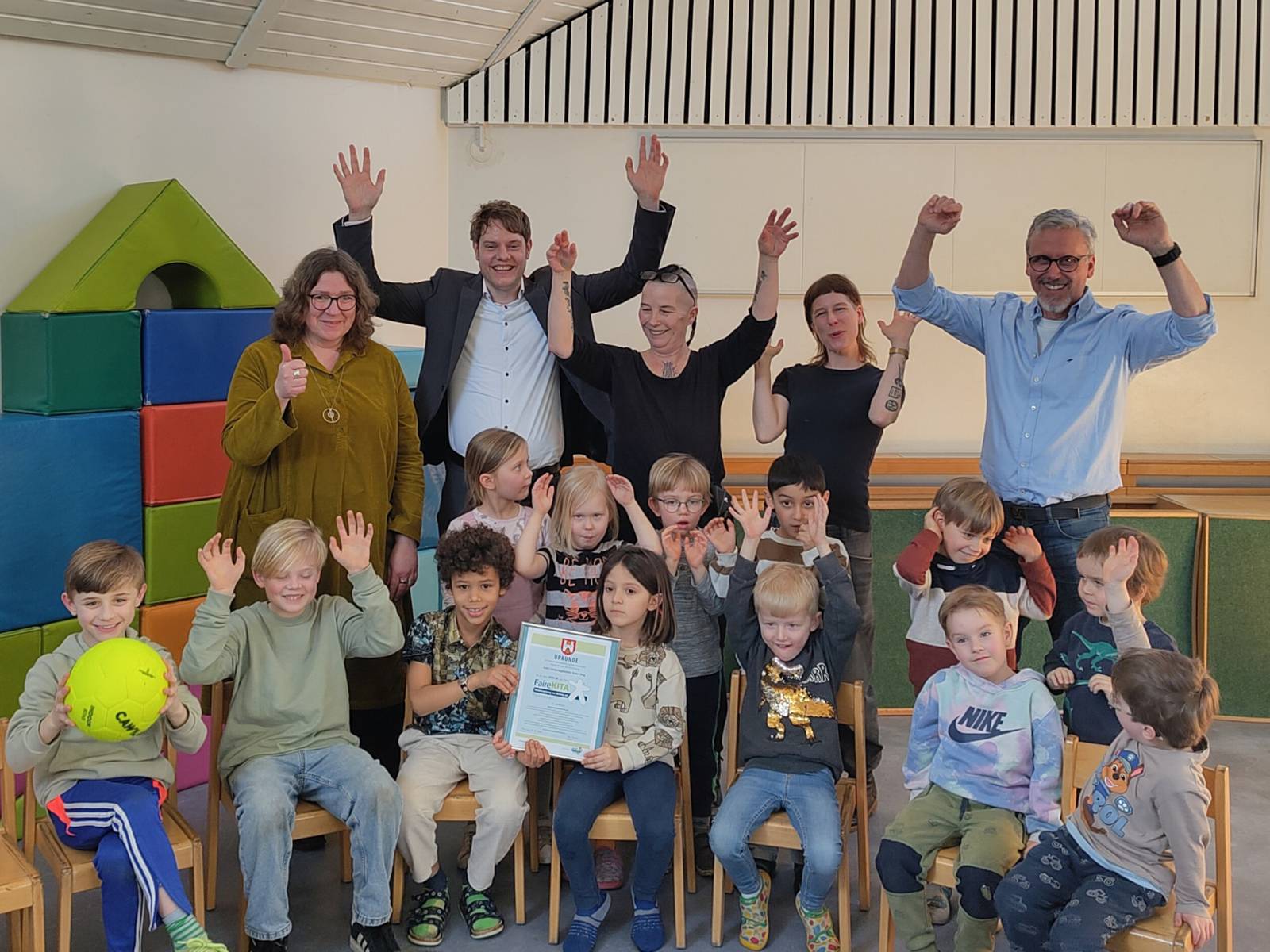 Eine Gruppe von Erwachsenen und Kindern.