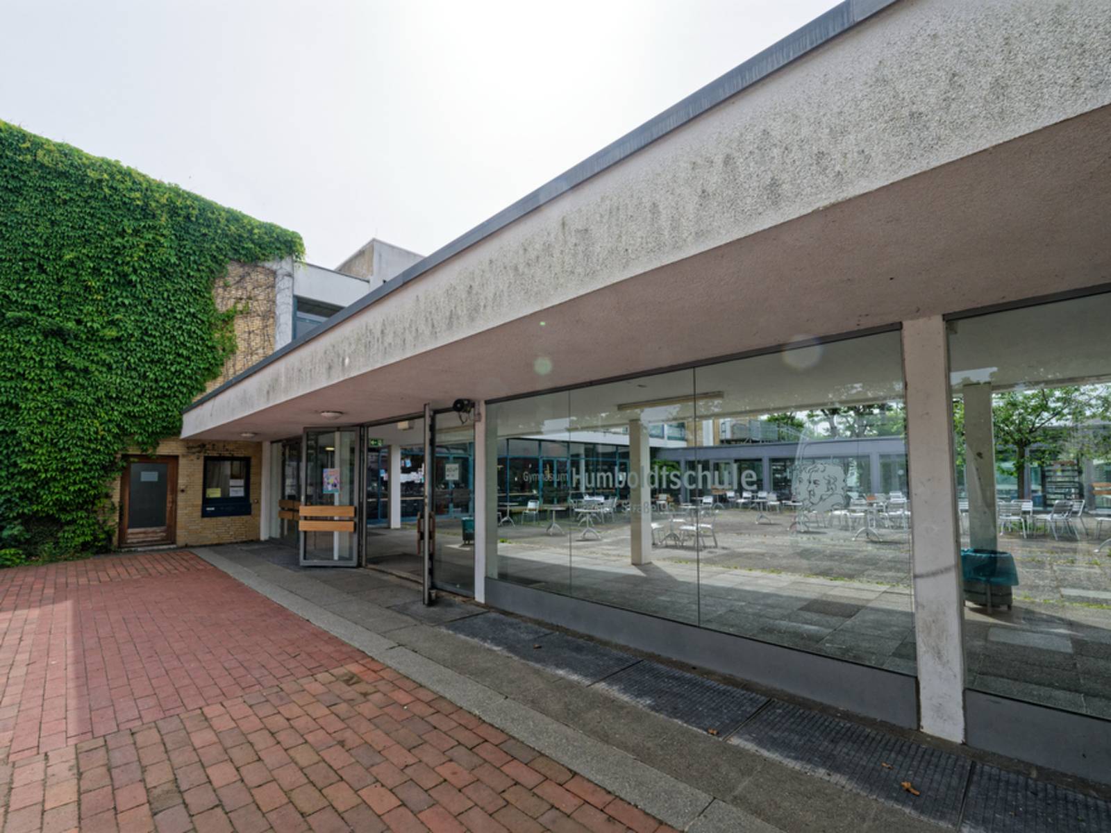 Foto der weiterführenden Schule Gymnasium Humboldtschule, Haupteingang