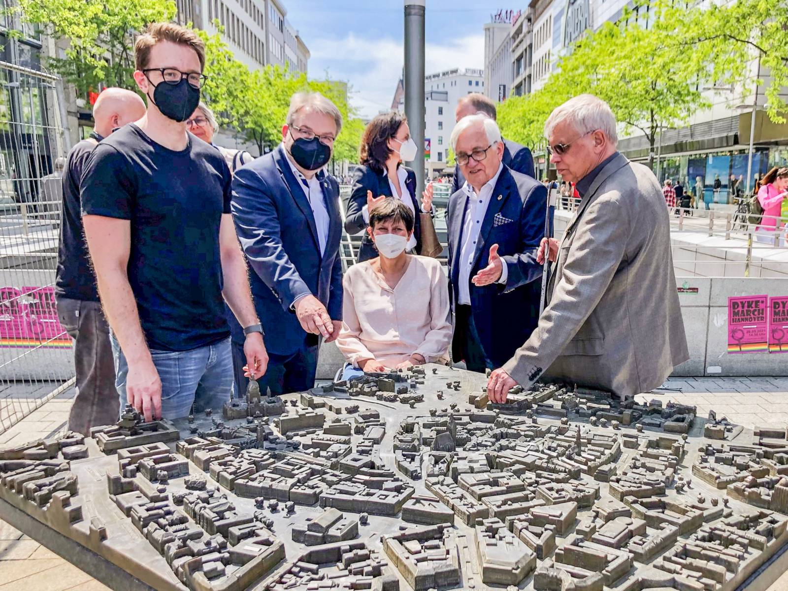 Fünf Personen an einem Modell der hannoverschen Innenstadt für Sehbehinderte