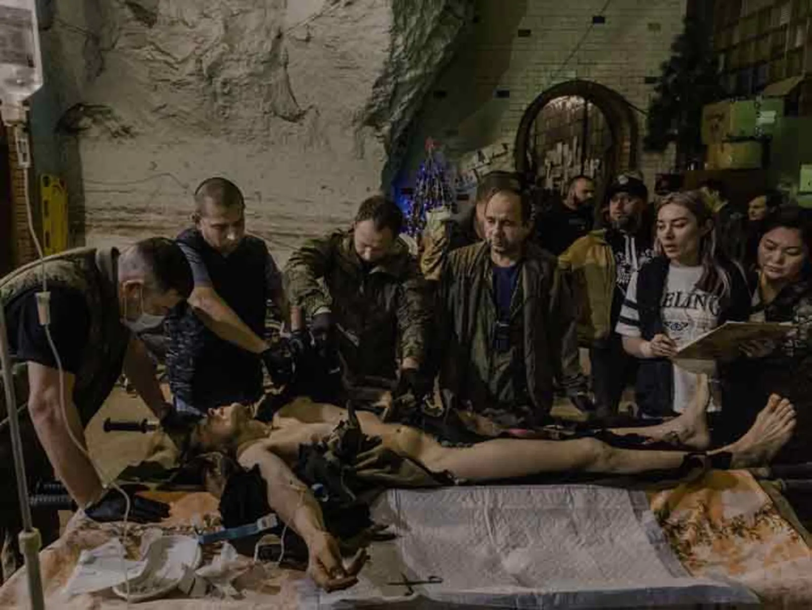 Ein verletzter Soldat in einem unterirdischen Feldlazarett bei Bakhmut, Ukraine.