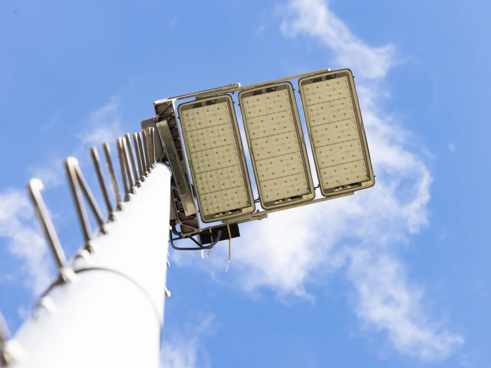 Mast mit LED-Flutlichtanlage