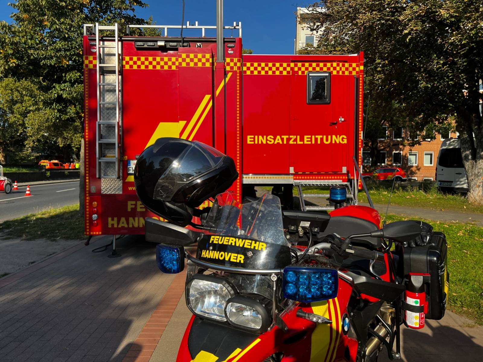 Ein Feuerwehrmotorrad vor der Technischen Einsatzleitung