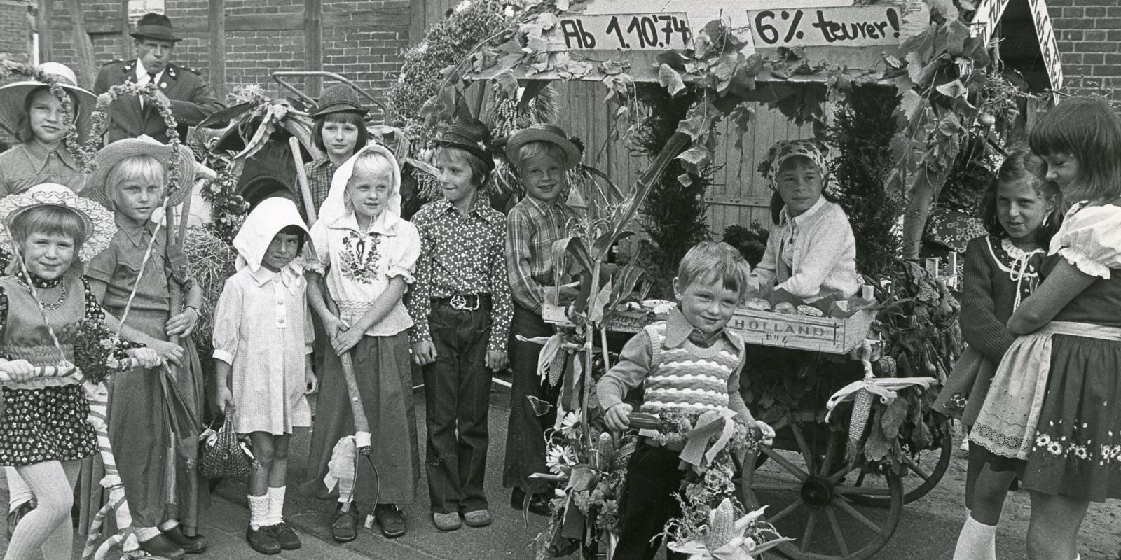 Historisches Schwarz-Weiß-Foto: Kinder bei einem Festumzug