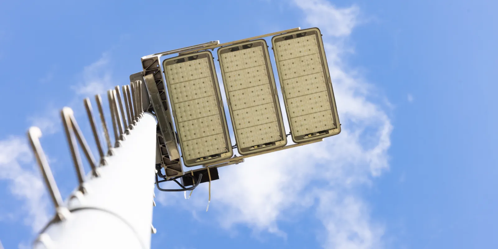 Mast mit LED-Flutlichtanlage