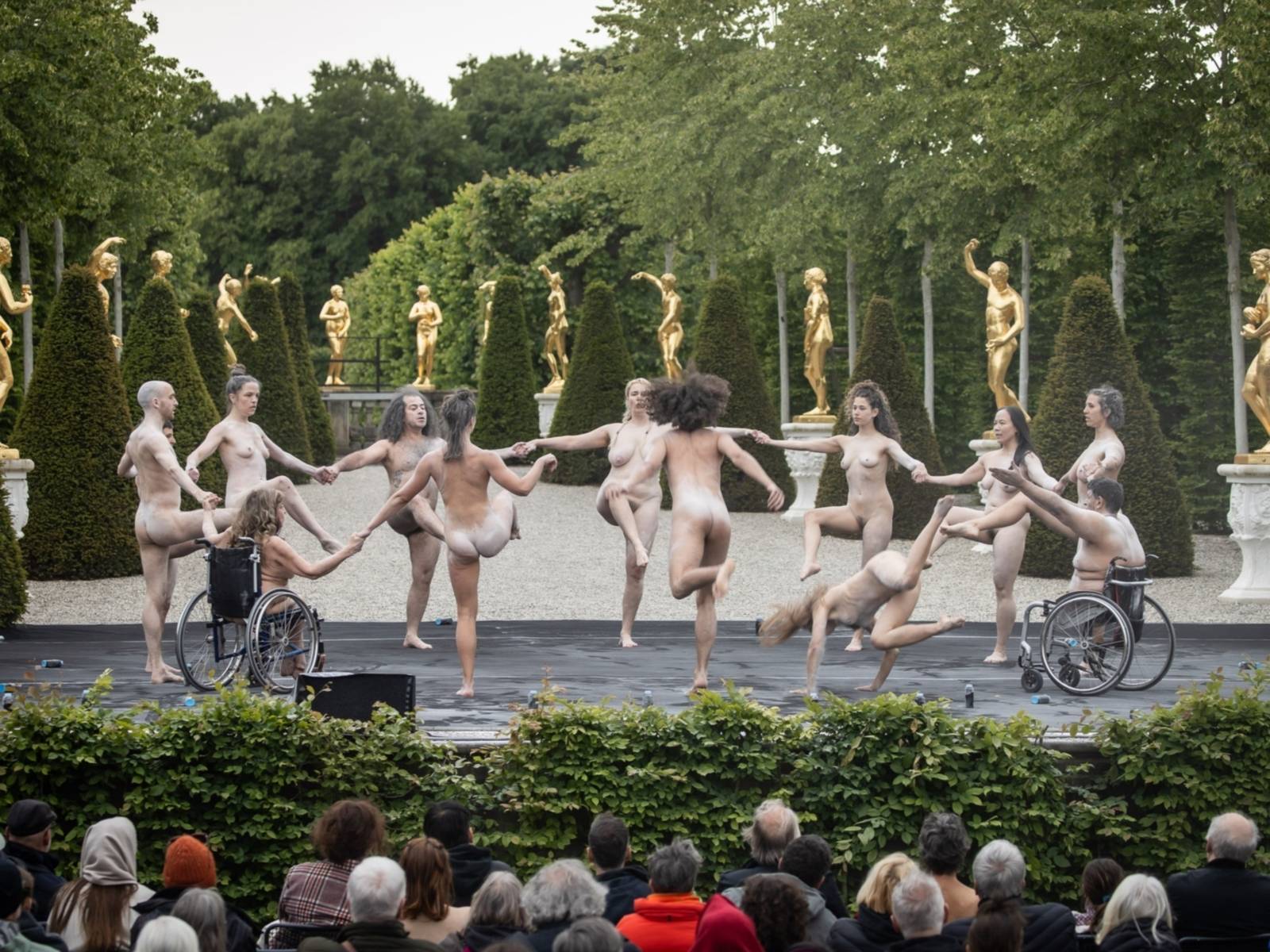 Nackte tanzende Menschen auf der Bühne des Gartentheaters Herrenhausen.