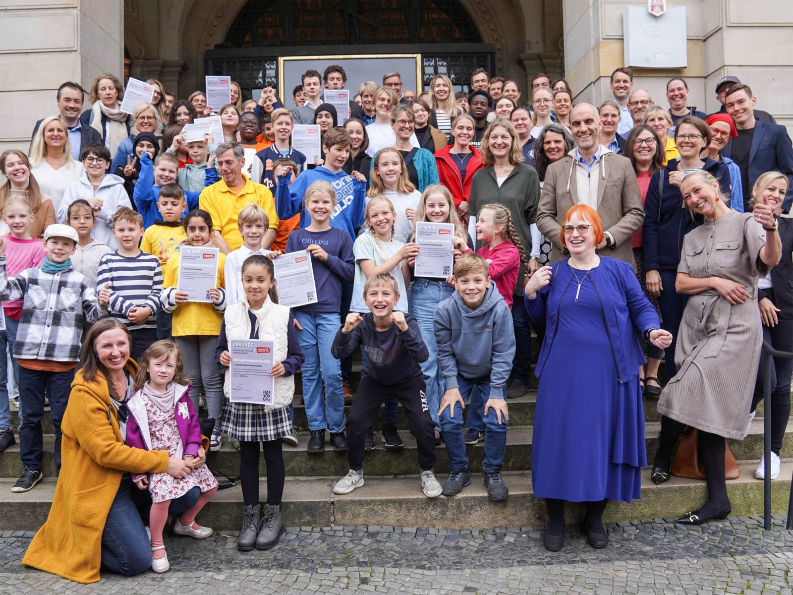 Die Schüler*innen freuen sich mit Oberbürgermeister Belit Onay über ihre Preise.