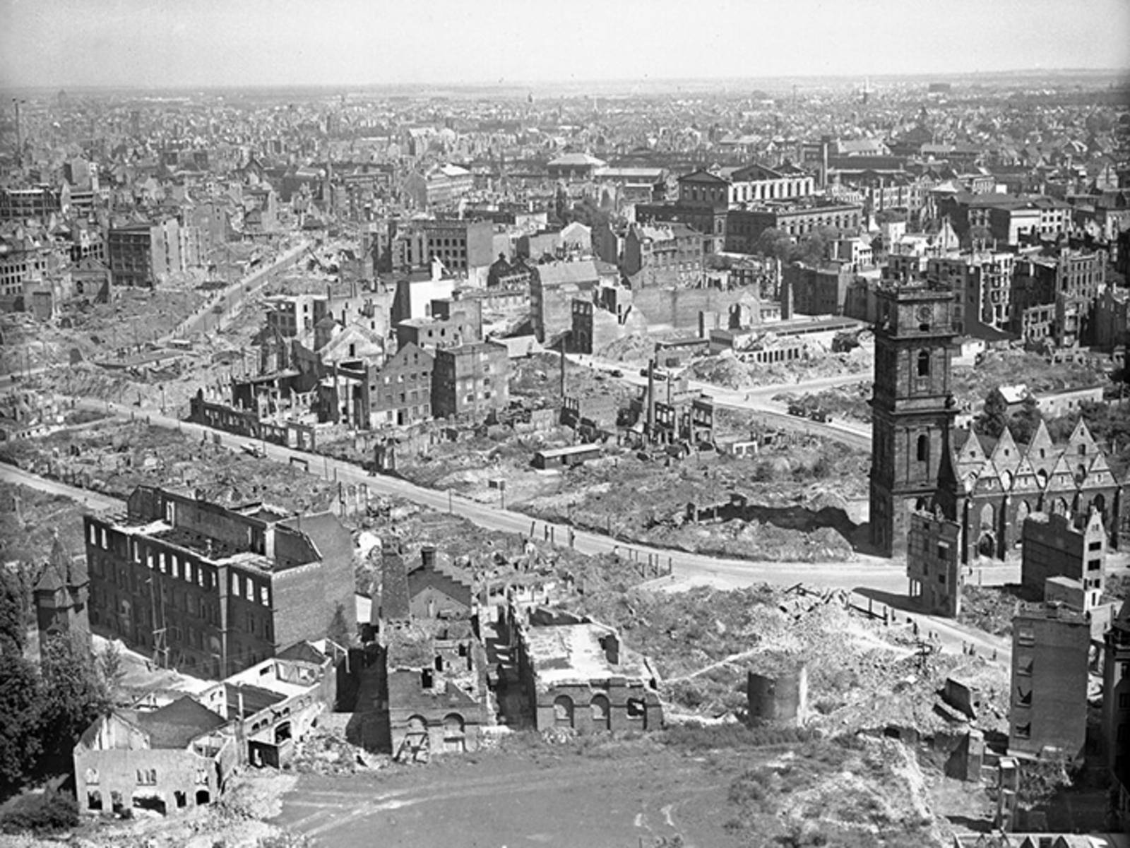 Zerst&ouml;rtes Hannover-Mitte vom Rathausturm aus gesehen,rechts Ruine der Aegidienkirche. Marktstra&szlig;e, Ebhardtstra&szlig;e. Opernhaus und Blick Richtung Hauptbahnhof, Foto von Willy Bartmer, 1947