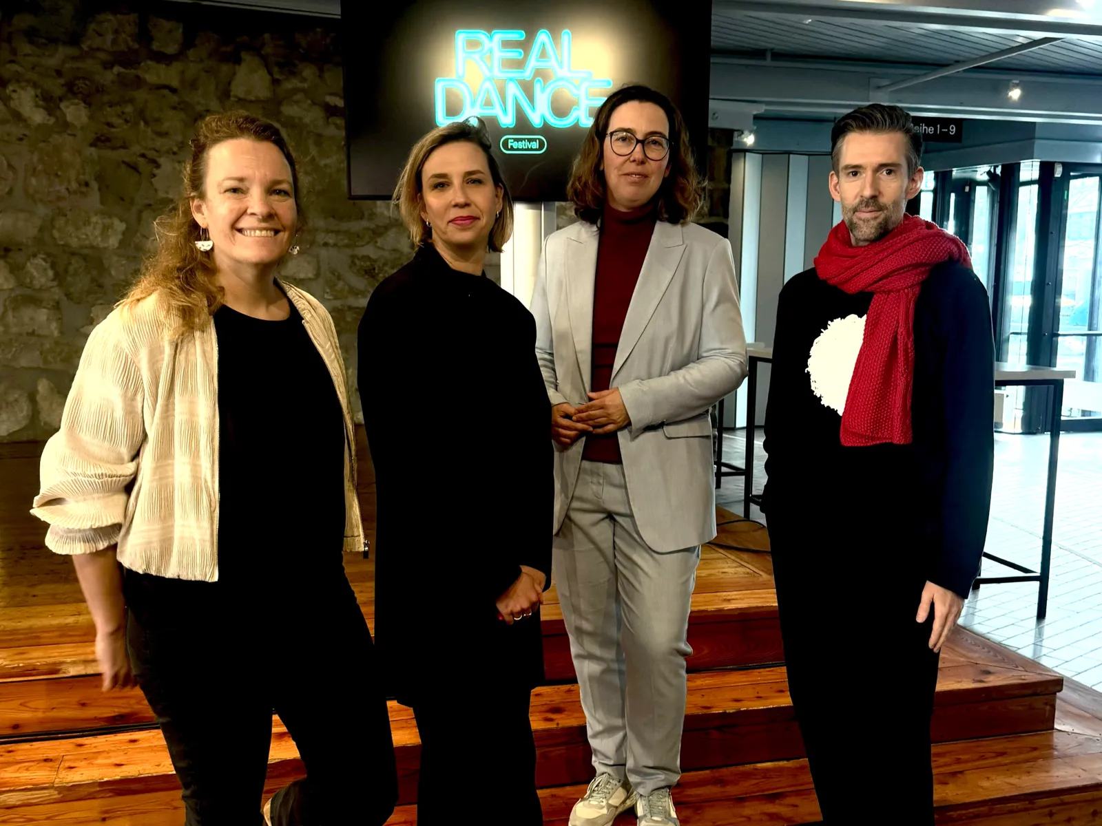 v.l.n.r.: Kulturdezernentin der Landeshauptstadt Hannover, Eva Bender, Festivalchefin Melanie Zimmermann, Corinna Fischer, Niedersächsisches Ministerium für Wissenschaft und Kultur und Vasco Boenisch, Intendant des Schauspiel Hannover.