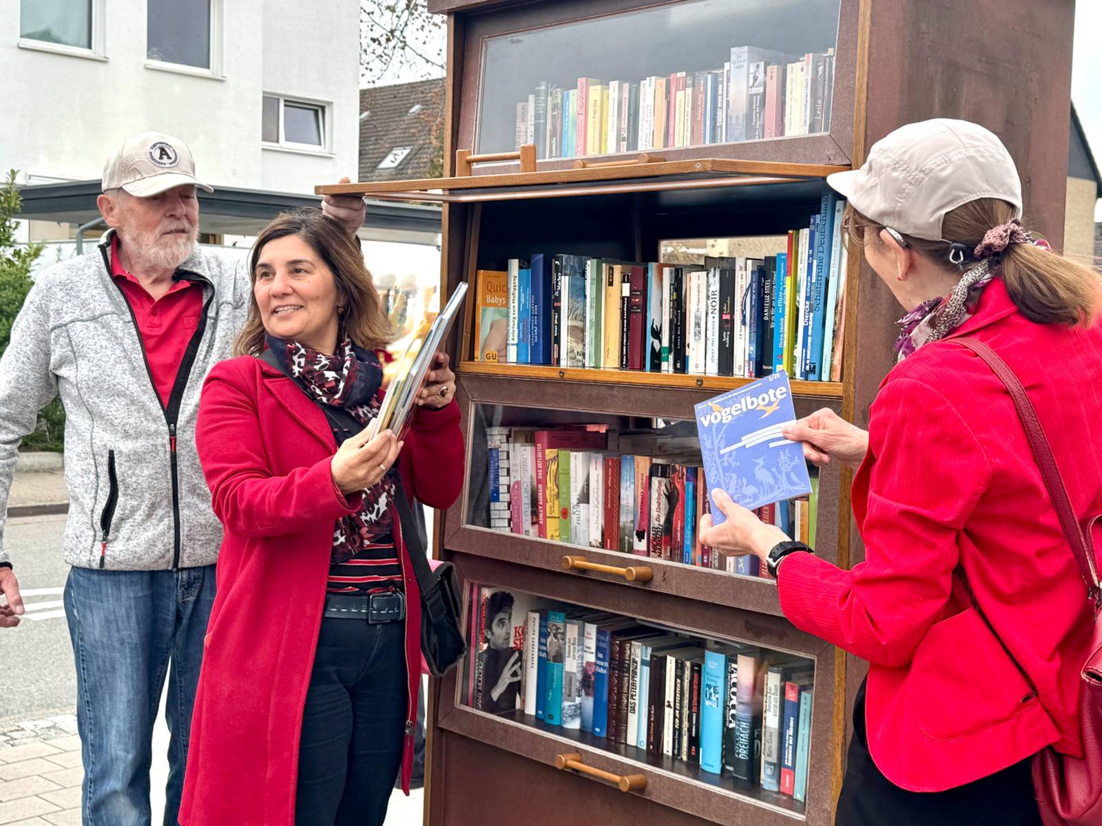 Wiedereröffnung des Bücherschranks in der Vogelsiedlung durch Bezirksbürgermeisterin Belgin Zaman.
