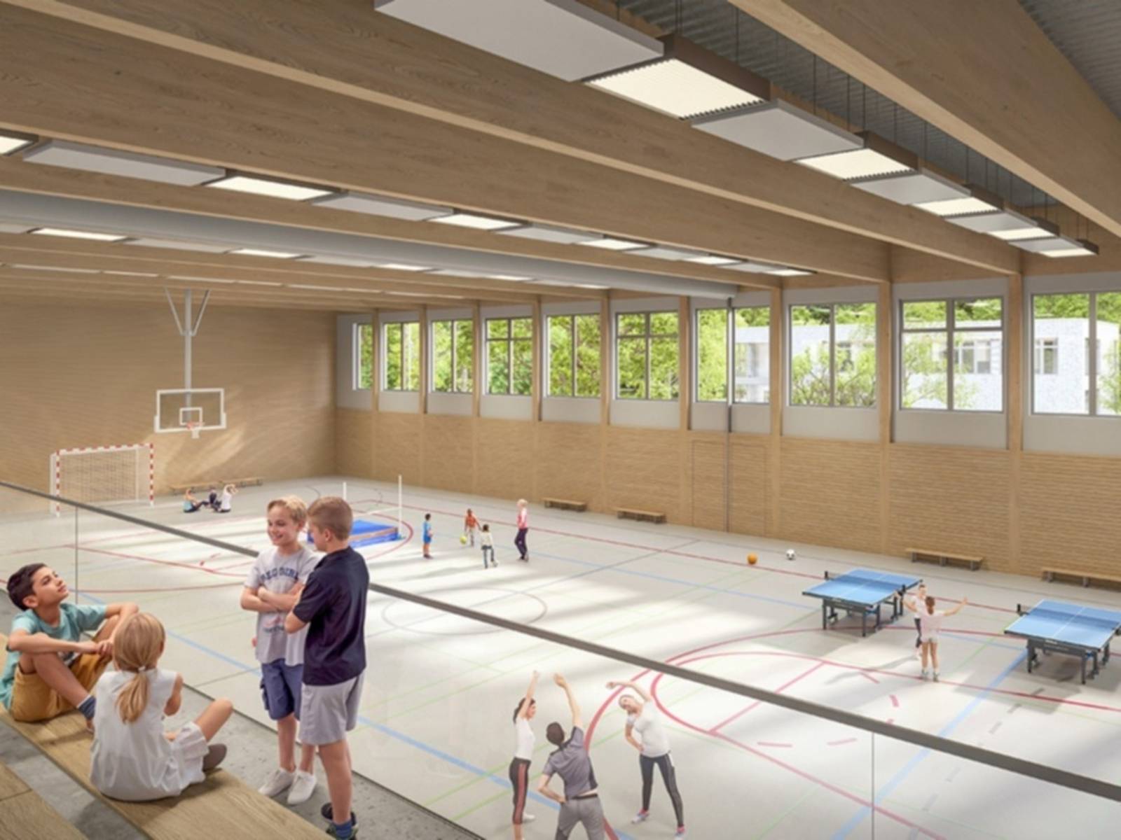 Eine helle, moderne Sporthalle mit Bodenmarkierungen, Tor und vielen Fenstern und Oberlichtern. Vorn auf der Trib&uuml;ne sitzen und stehen vier Sch&uuml;ler*innen und unterhalten sich. Unten in der Halle dehnen sich vier Sch&uuml;ler*innen zur Seite, in der Halle stehen zwei Tischtennisplatten, weitere Sch&uuml;ler*innen sind in der Halle.