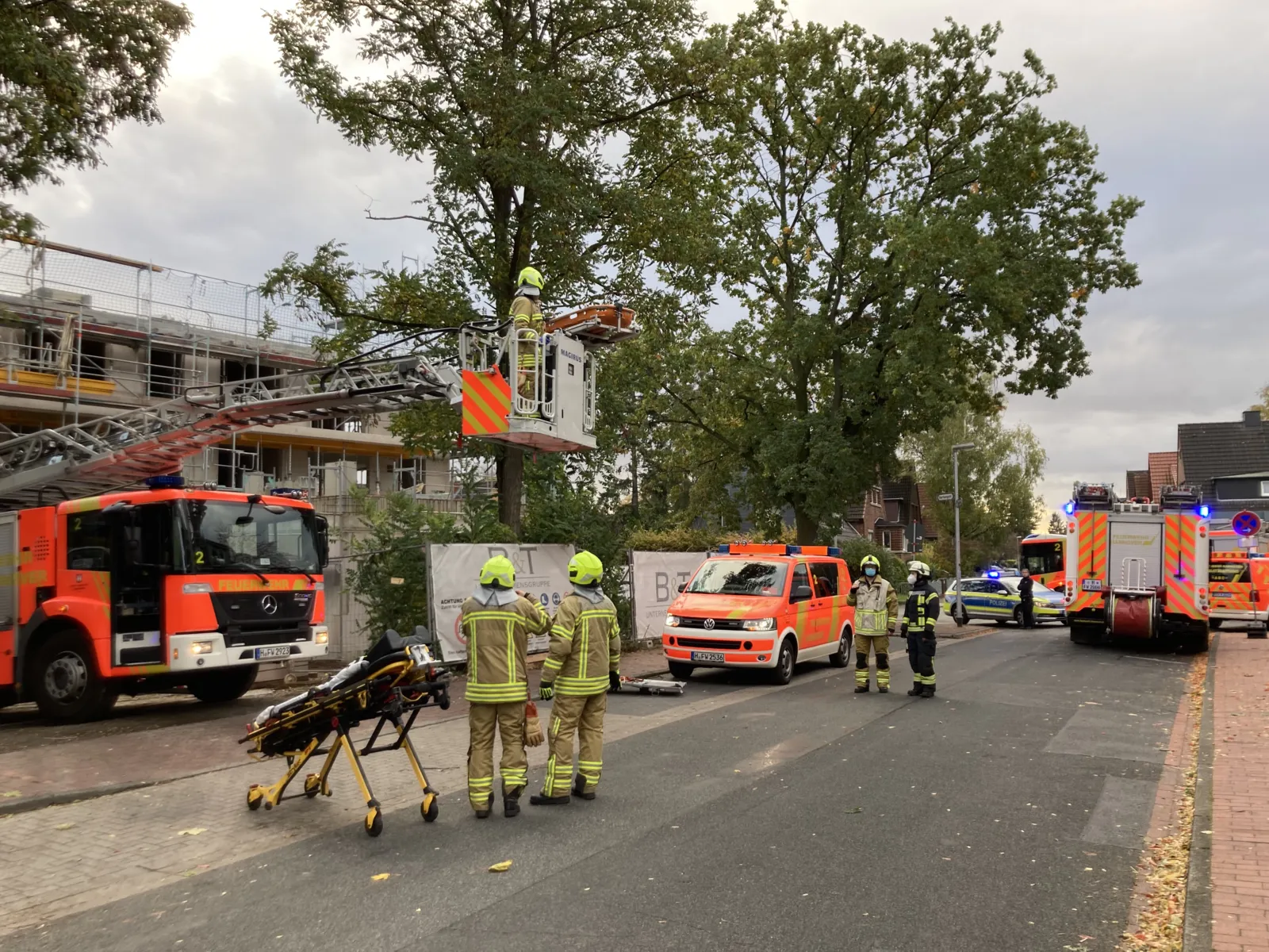 Mehrere Feuerwehrautos und Einsatzkräfte