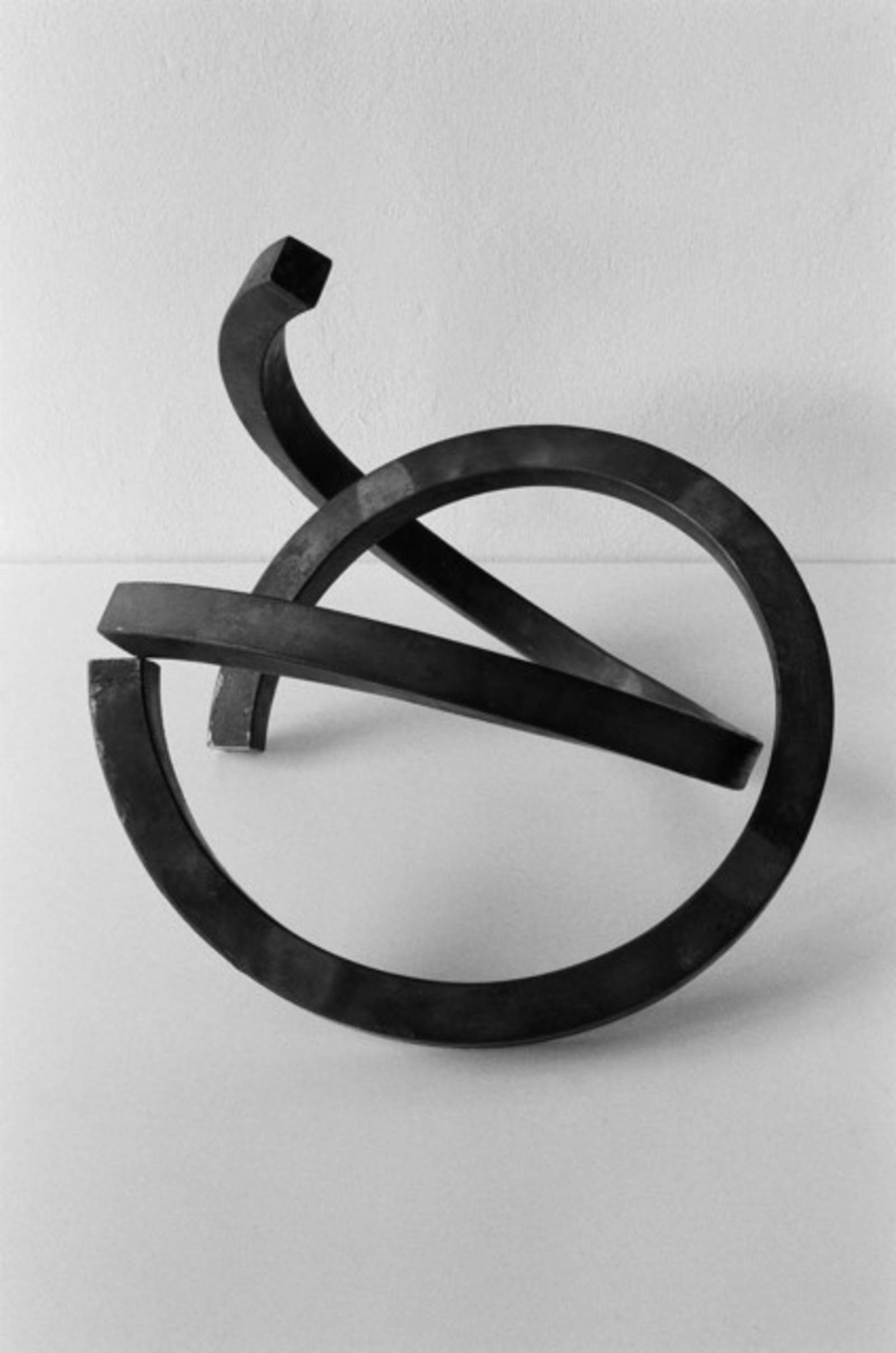 Zu sehen ist eine minimalistische Skulptur aus gebogenen, schwarzen Eisenstangen von Jan Meyer-Rogge.