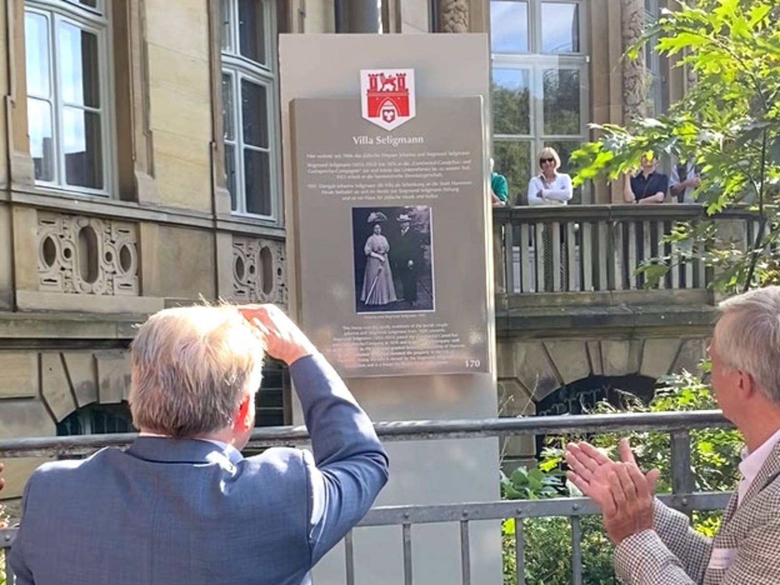 Bürgermeister Thomas Herrmann und Robert Cholewa, Vorstandsvorsitzender der Villa Seligmann Stiftung, , während der feierlichen Enthüllung der neuen Stadttafel.