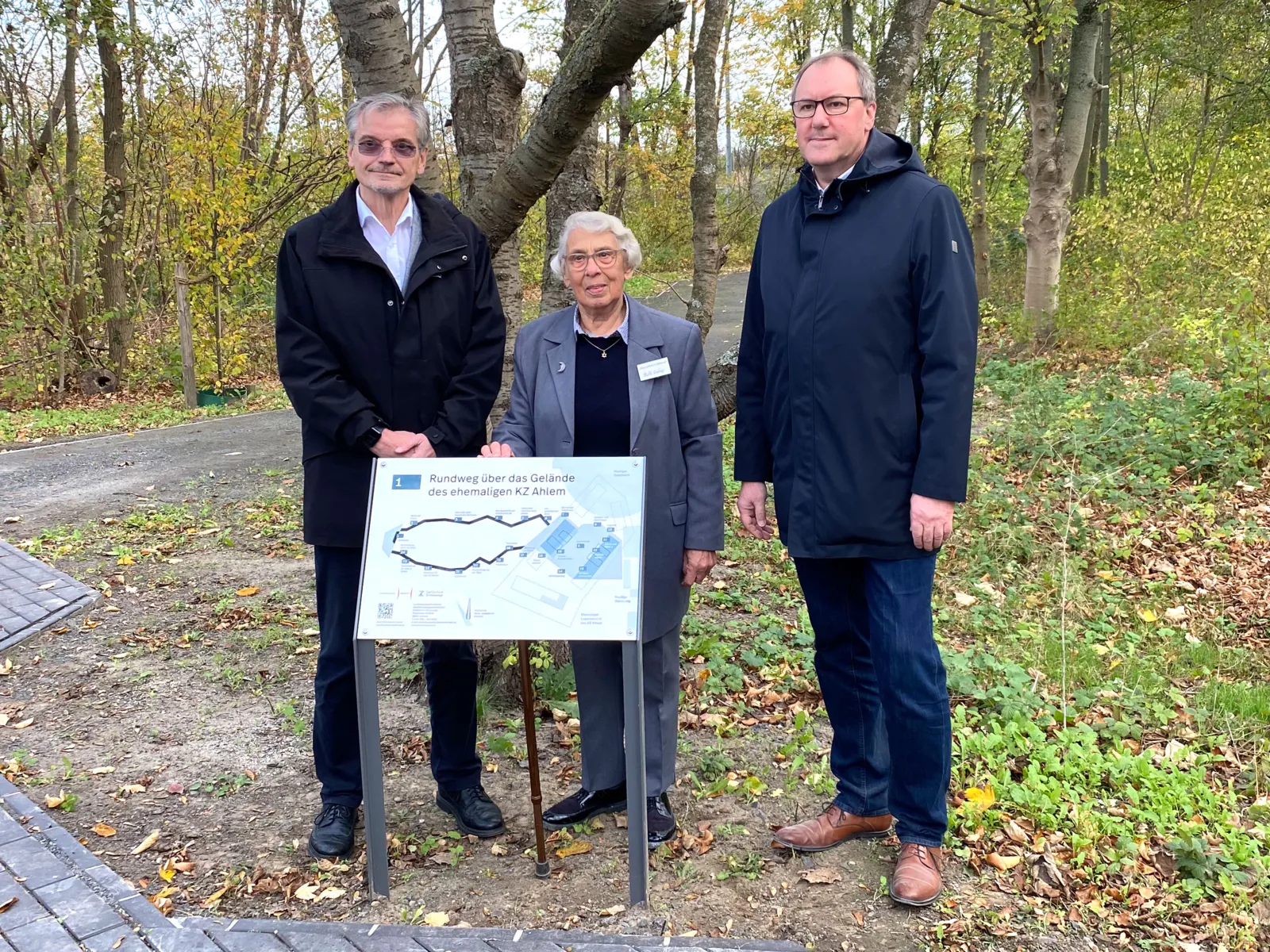 v.l.n.r.: Dr. Karljosef Kreter, ehemaliger Leiter Städtische Erinnerungskultur, Ruth Gröne, Holocaust-Überlebende und Mitglied des Arbeitskreises „Bürger gestalten ein Mahnmal“ und
Dr. Jens Binner, Direktor ZeitZentrum Zivilcourage