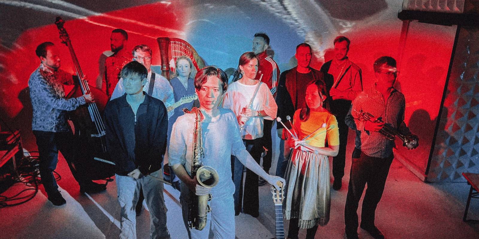 Foto mit einem grobkörnigen, posterisiertem Effekt, 12 Personen mit Instrumenten