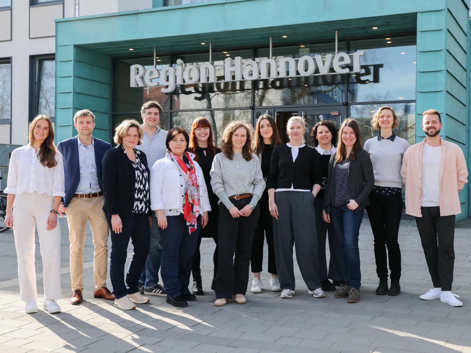 Gruppenfoto vor dem Regionshaus.