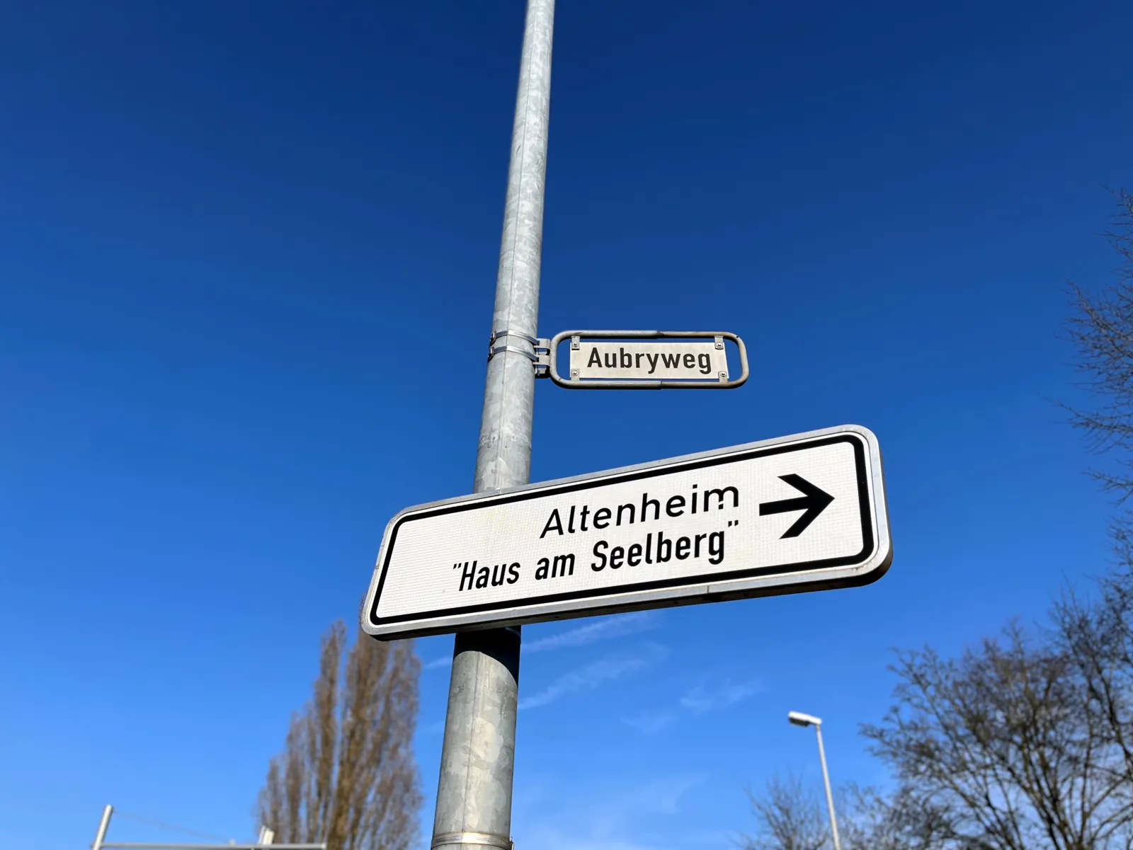 Stra&szlig;enschild Aubryweg.