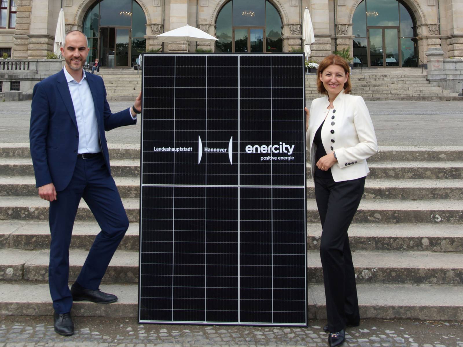 Oberbürgermeister Belit Onay und Dr. Susanna Zapreva, Vorstandsvorsitzende der enercity AG