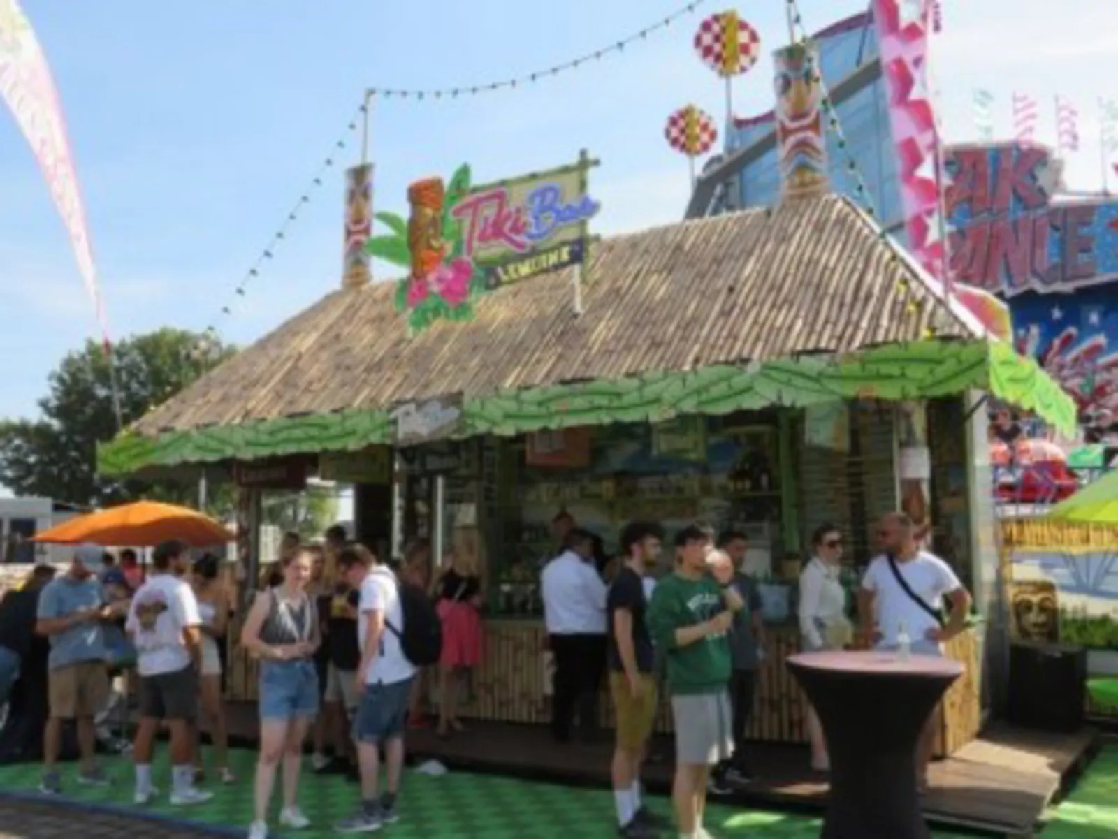 Ein Bar-Bereich von außen.