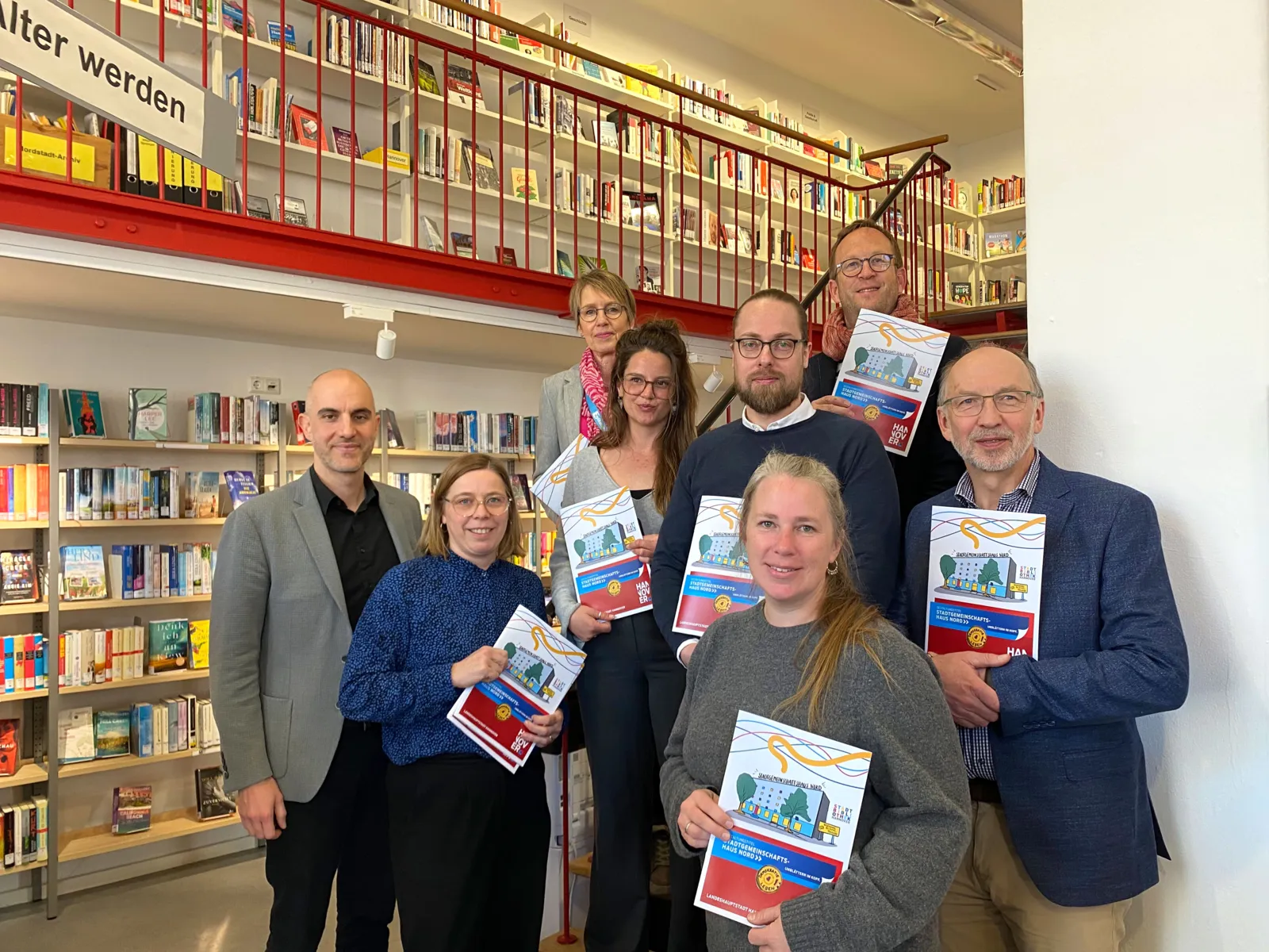v.l.n.r.: Oberbürgermeister Belit Onay, Nina Lohse (Nordstadt-Initiative „Bücher für alle!“), Marion Röhrs (Leiterin Nordstadtbibliothek), Alina Zimmermann (Nordstadt-Ini….), Christian Körber (Stv. Leiter FB Senioren), Charlotte Fuhrmeister (Nordstadt-Initiative), Tom Becker (Direktor Stadtbiblithek), Adalbert Mauerhof (AWO, Fachbereichsleiter Verbandsarbeit und Senioren).
