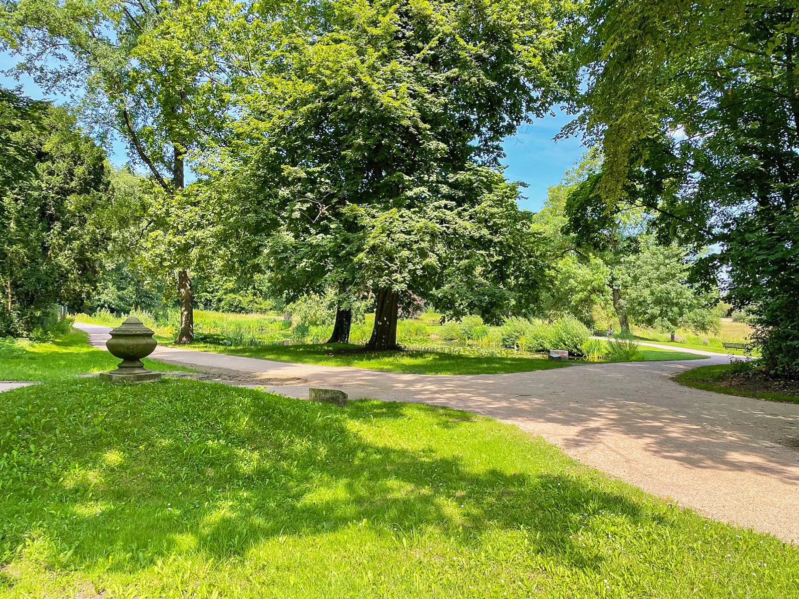 Ein historischer Garten voller Grün.