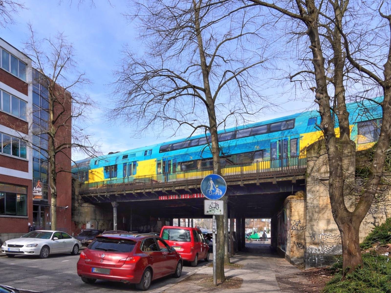 Ansicht der Brücken-Südseite mit Überfahrt eines Personenzuges von Februar 2026