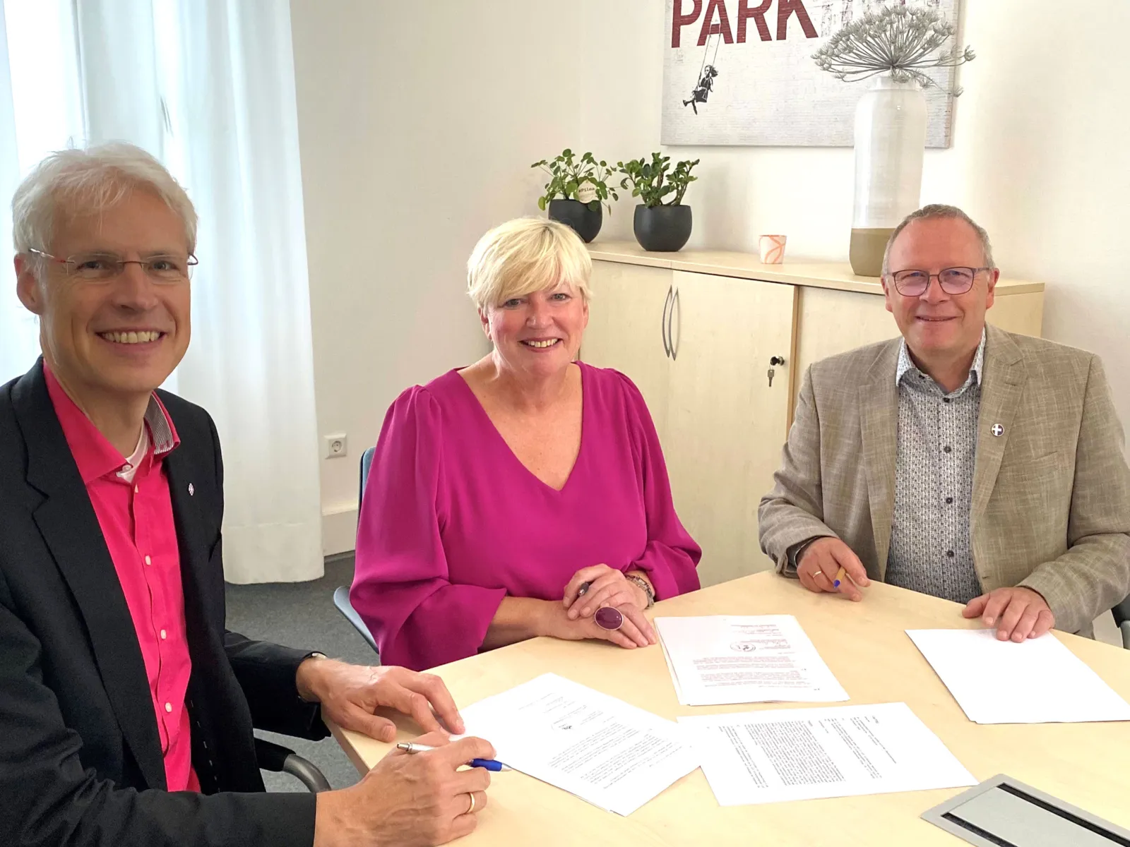 v.l.n.r.: Stadtsuperintendent Rainer Müller-Brandes, Jugend-, Familie- und Sportdezernentin Susanne Blasberg-Bense und Superintendent Karl-Ludwig Schmidt bei der Vertragsunterzeichnung.