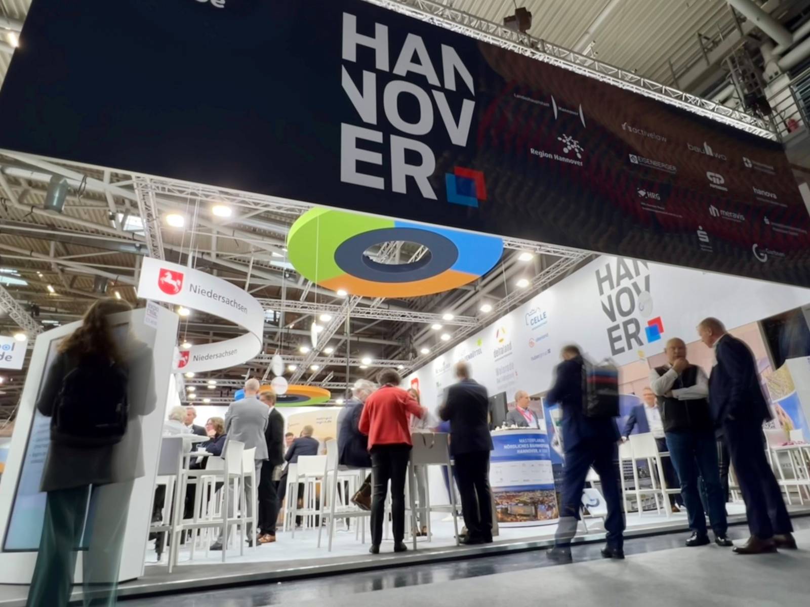 Personen besuchen einen Messestand