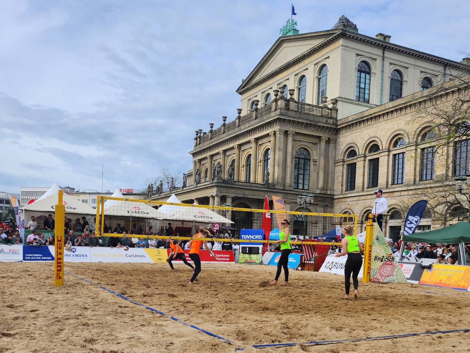 Beachvolleyballfeld vor dem Opernplatz