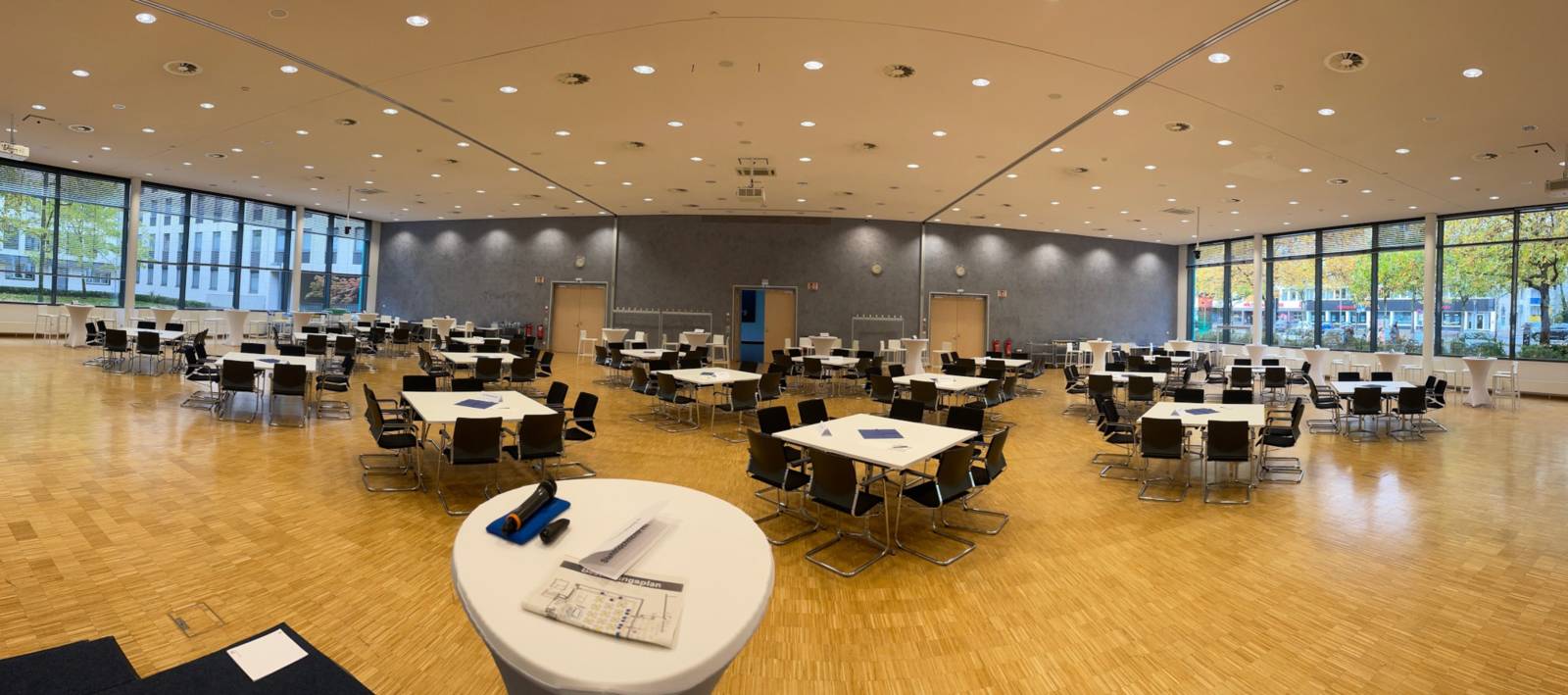 Ein großer Sitzungsraum mit Gruppentischen