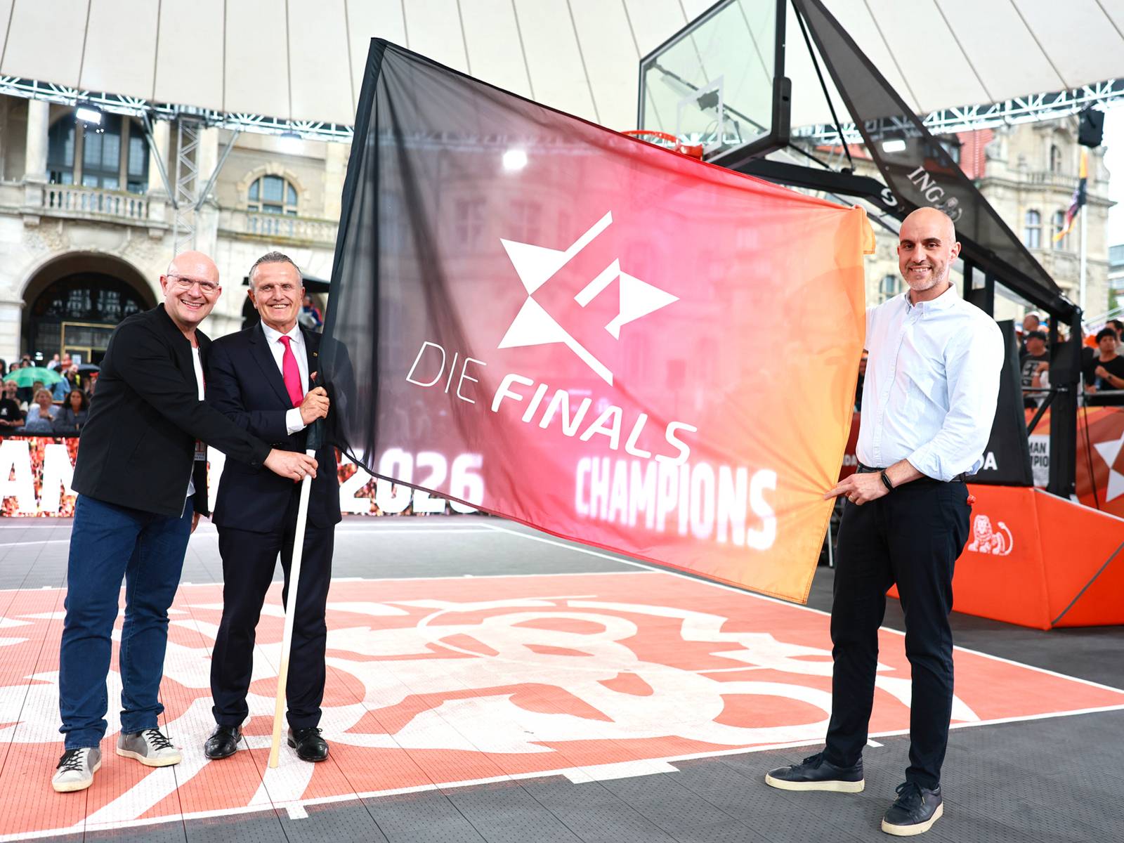 Mit der symbolischen Fahnenübergabe wurde der Staffelstab weitergereicht: Im kommenden Jahr finden die Finals in Stuttgart statt.