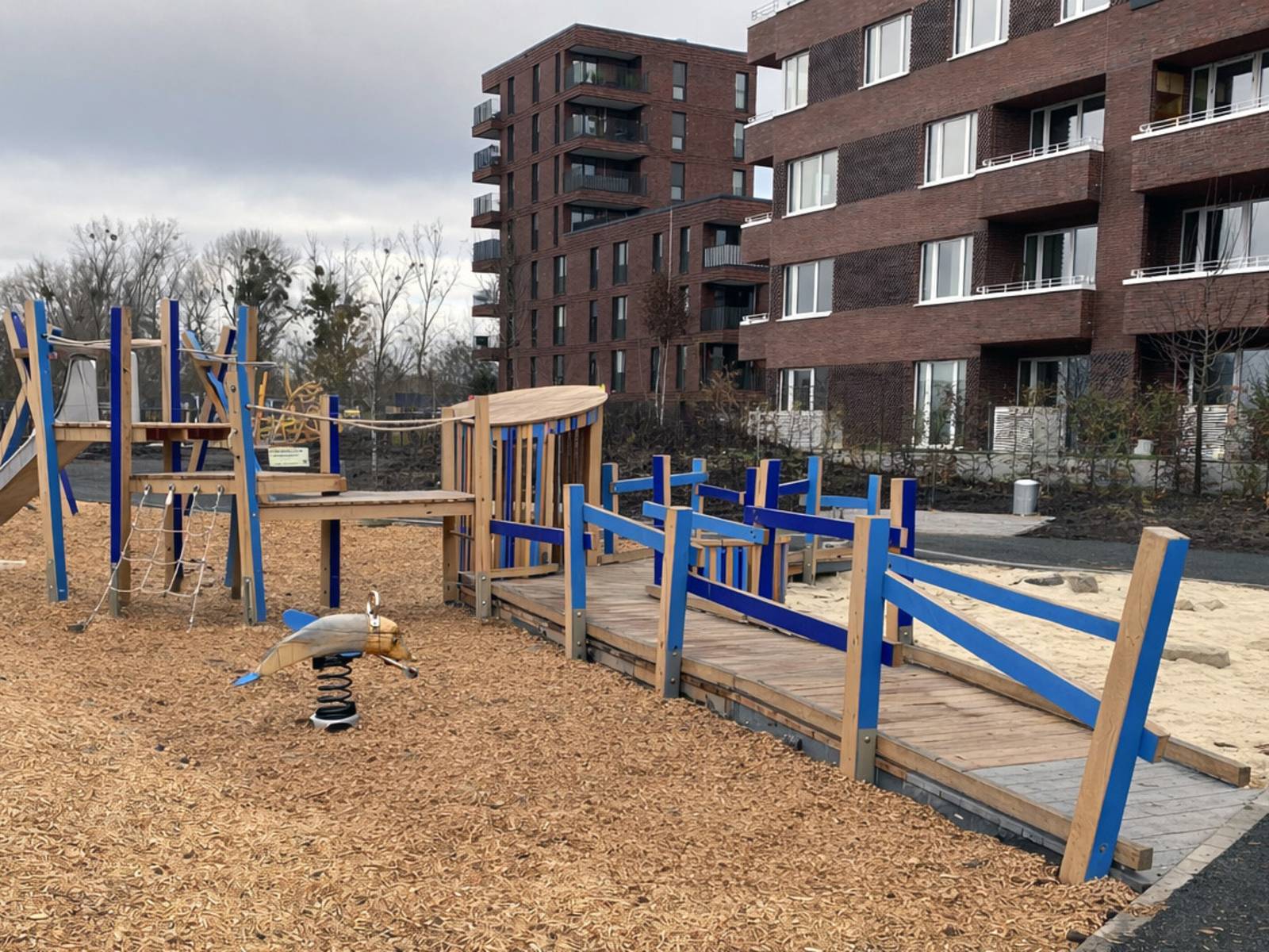 Ein Spielplatz in einem Wohngebiet.