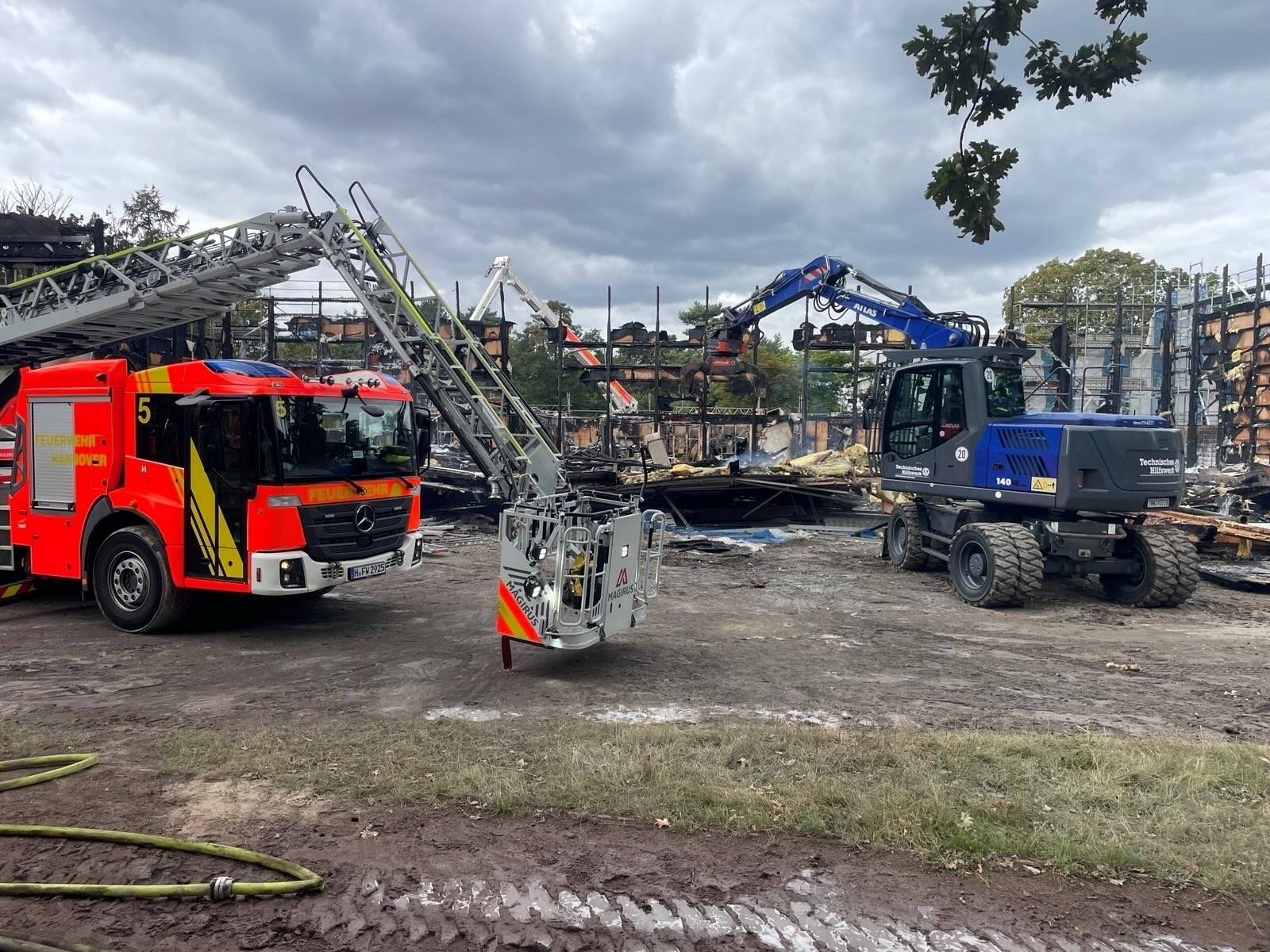THW und Feuerwehr räumen Ruine zusammen