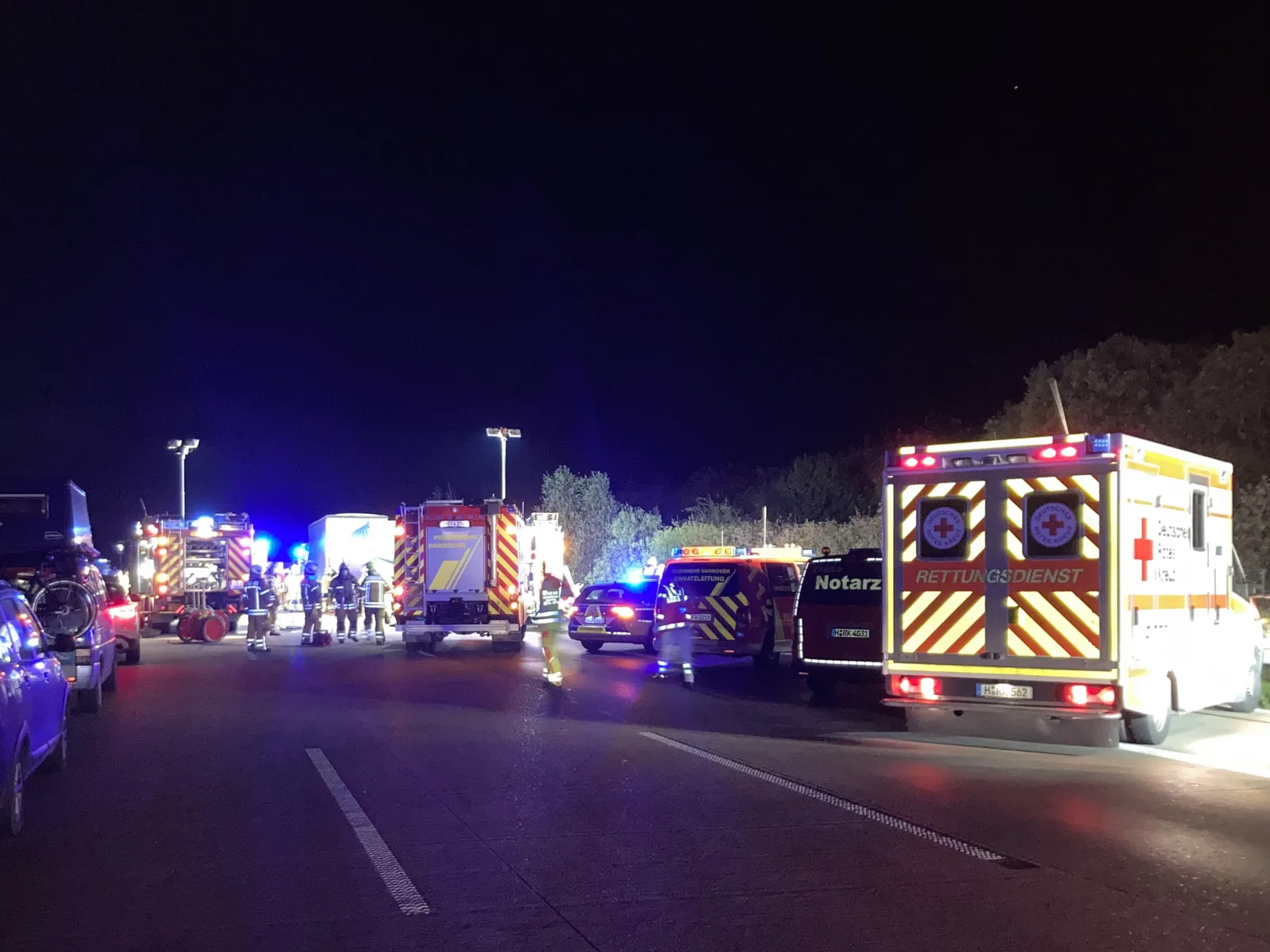 Viele rettungsfahrzeuge stehen auf einer Straße.
