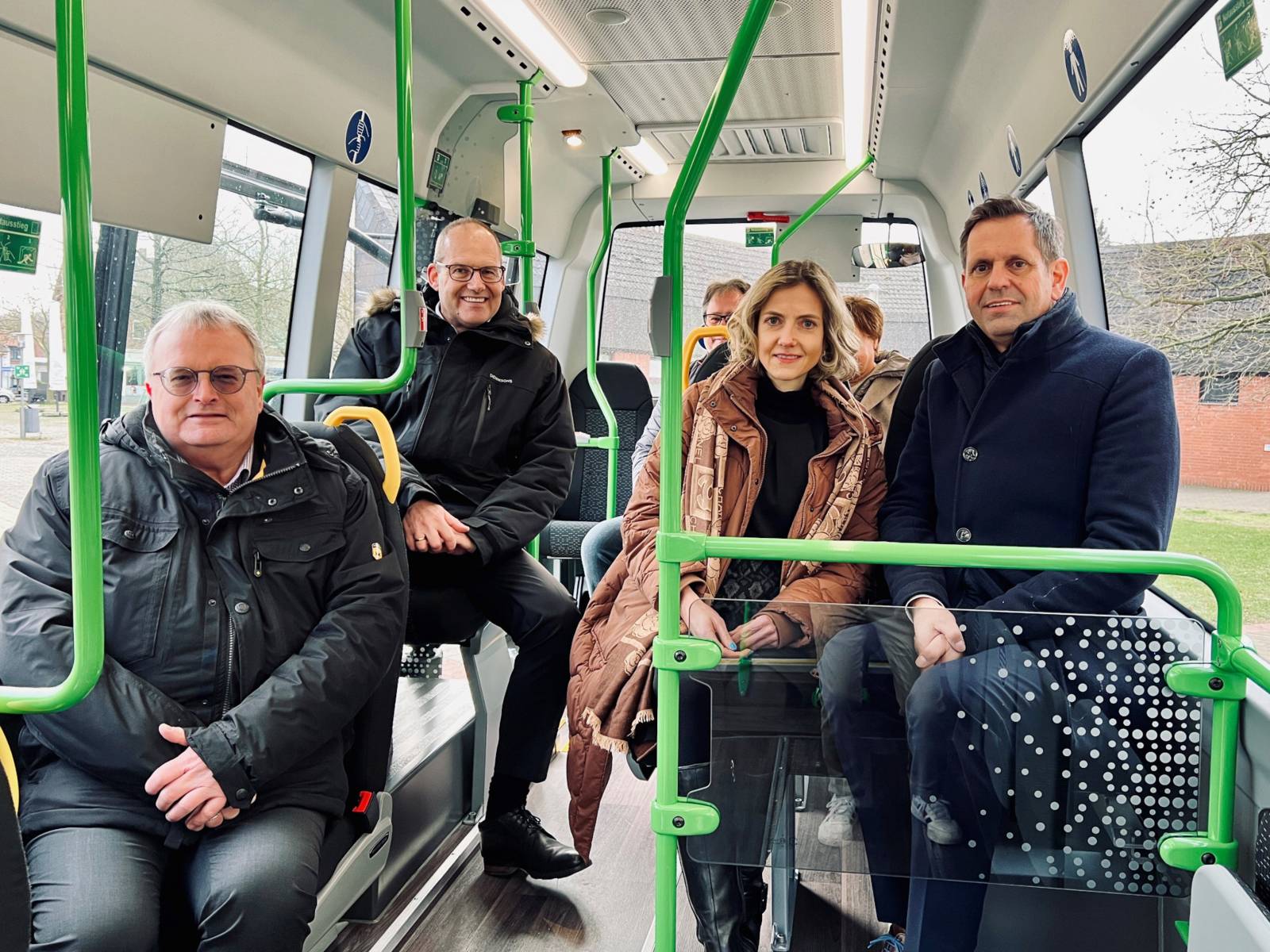 Vier Personen in einem Bus