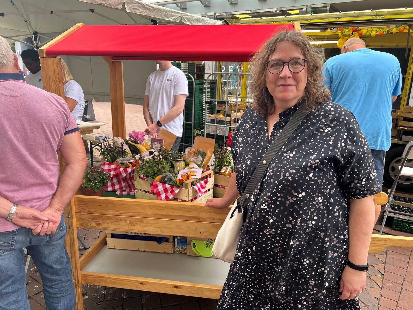 Menschen auf einem Wochenmarkt.