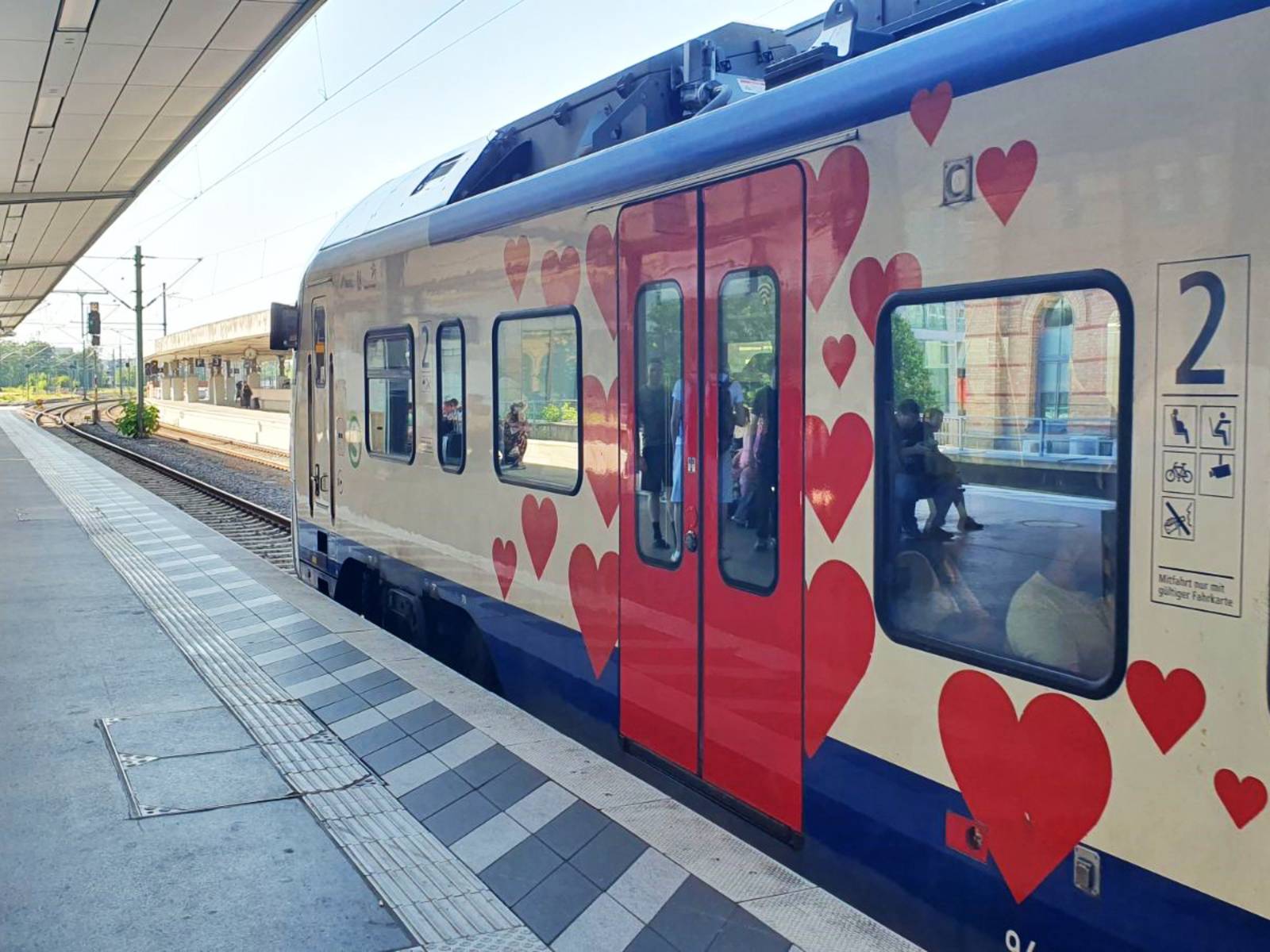 Eine blau-weiße S-Bahn steht an einem Bahnsteig.