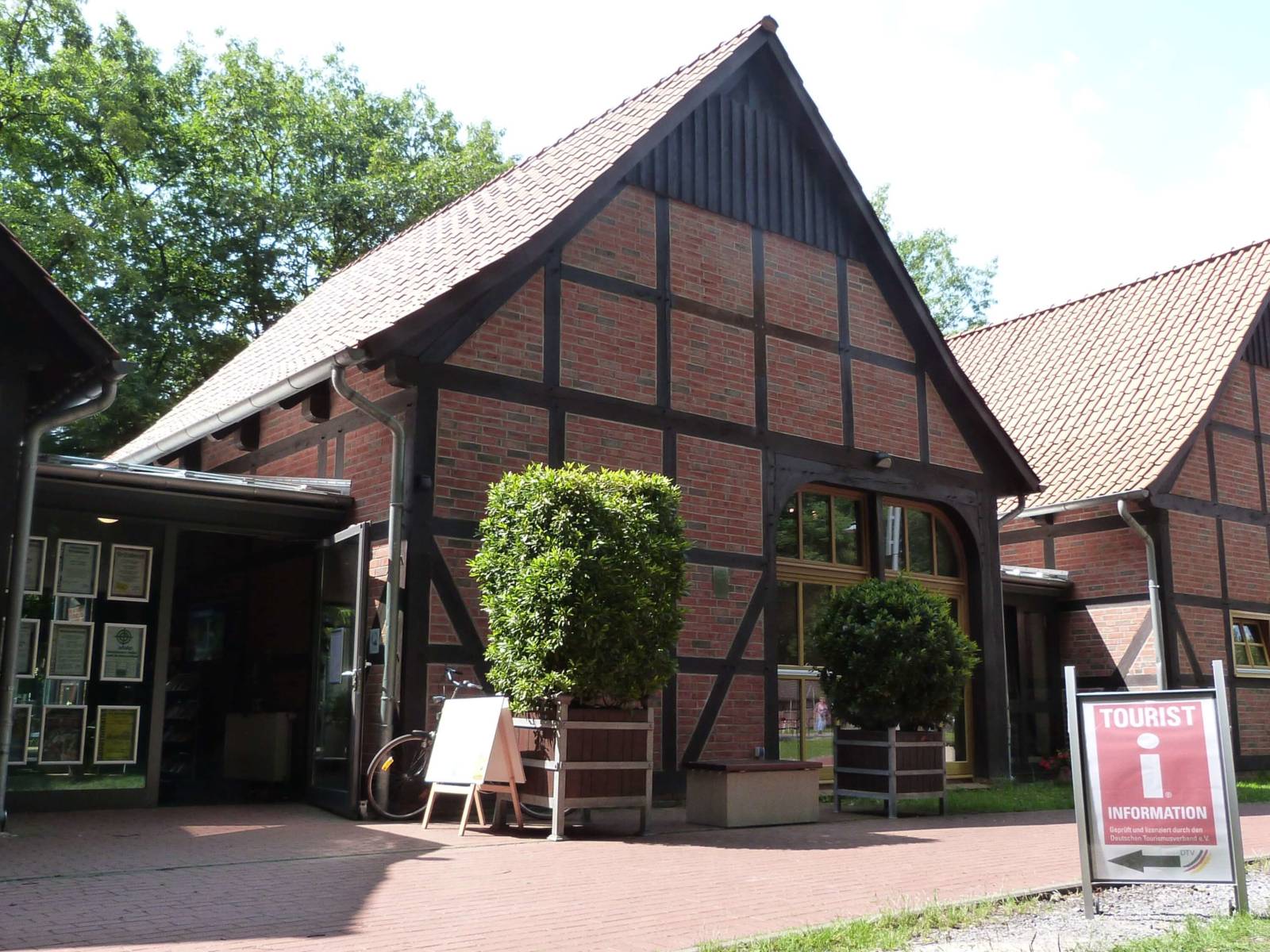 Anlaufstelle für Besucher*innen in einem Fachwerkgebäude